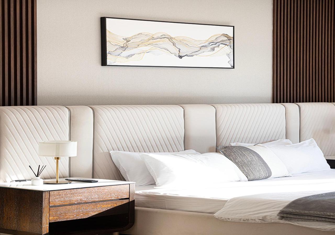 Elegant 1-bed Waterfront Living *