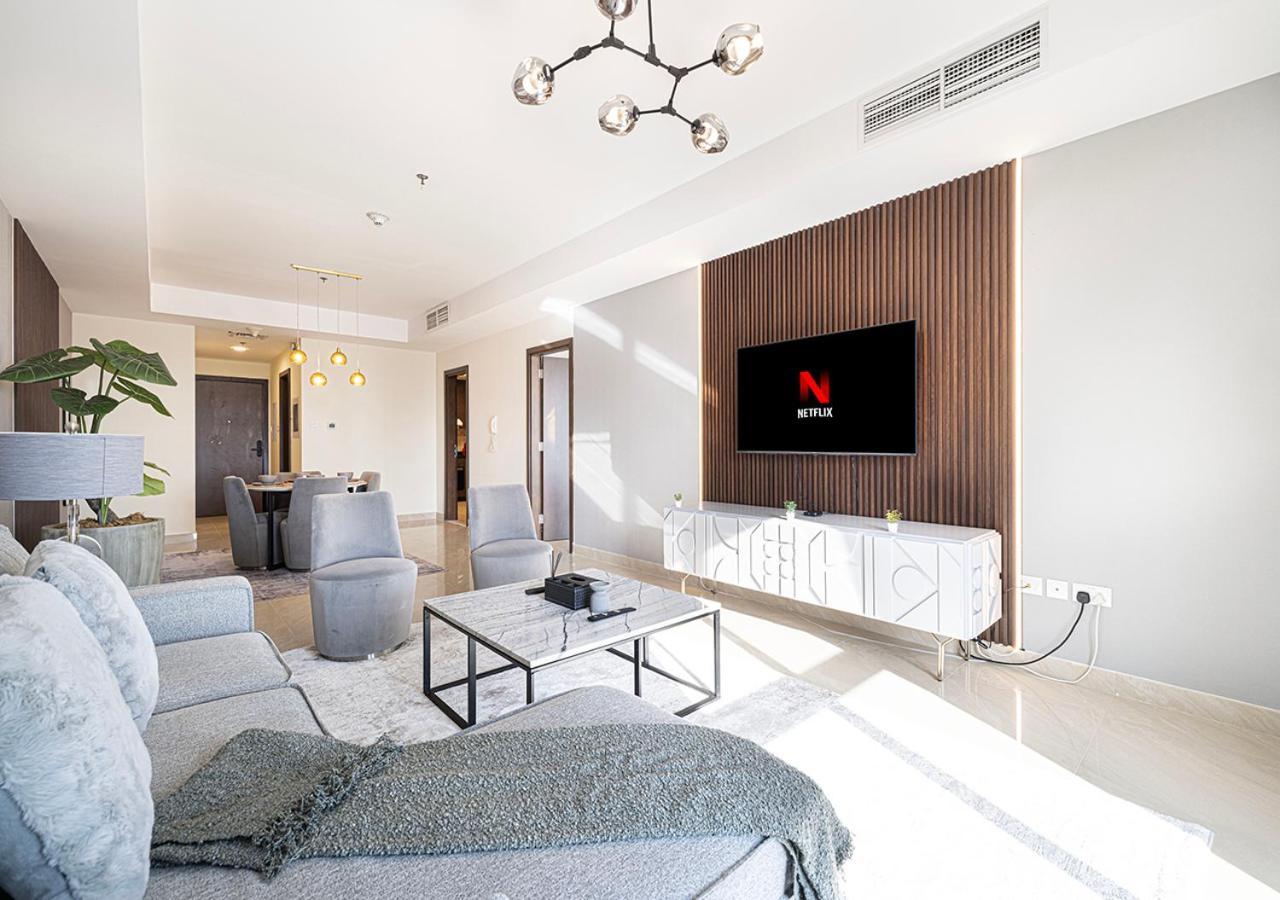Elegant 1-bed Waterfront Living Holiday home