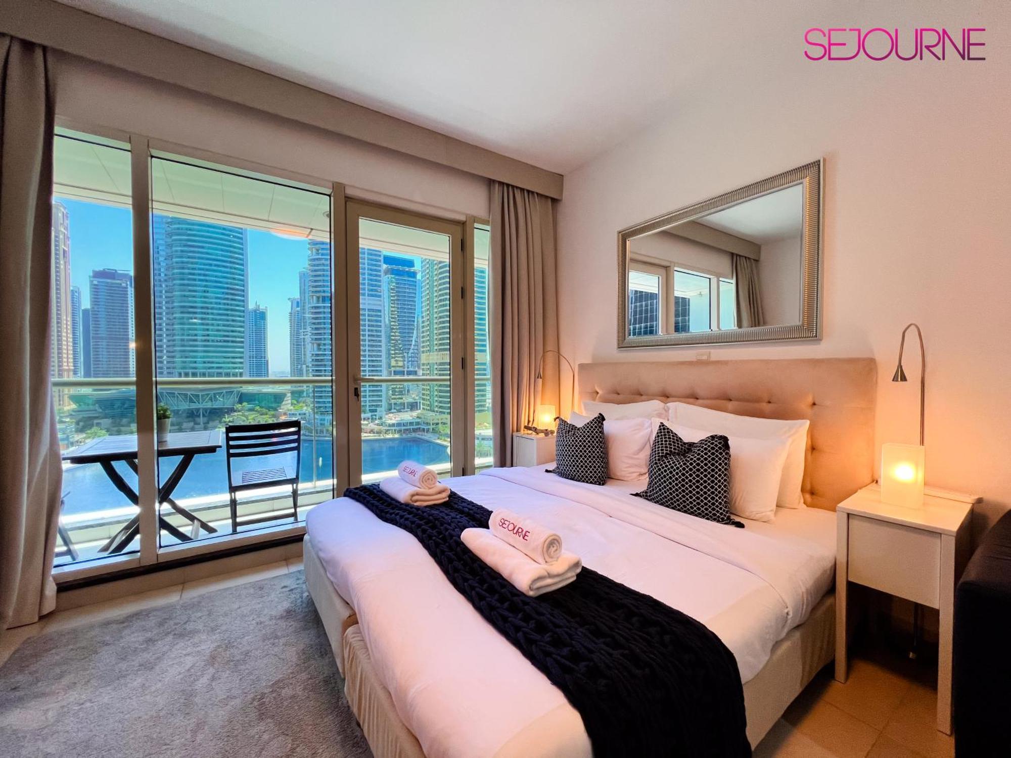 #96at Luxurious With Stunning Views * Dubai