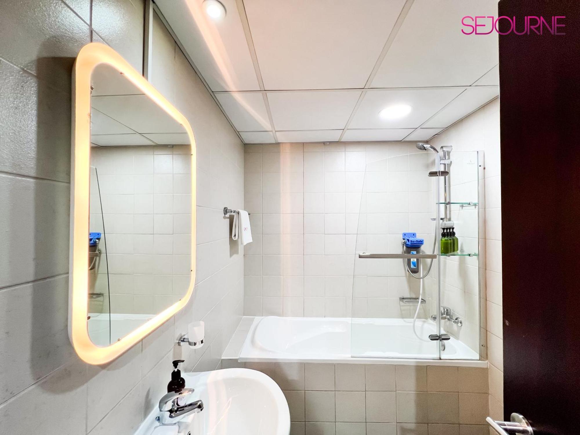 #96at Luxurious With Stunning Views * Dubai