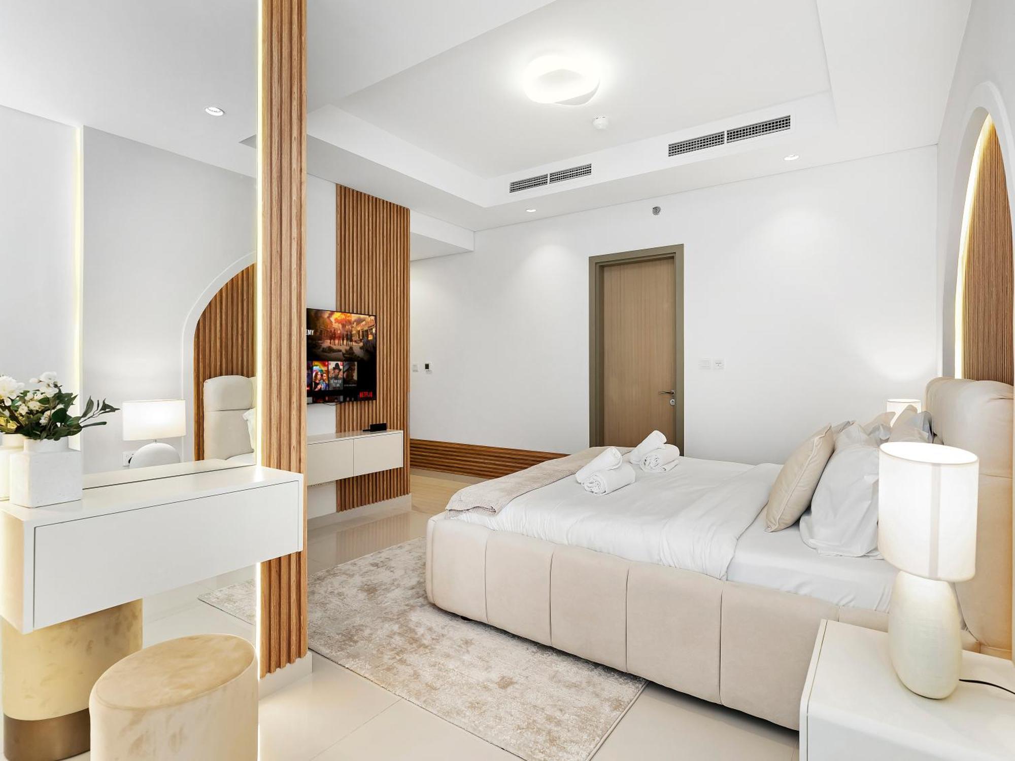 5 Star High Rise Luxury Apartment, Infinity Pool With Stunning Burj View - Brand New *
