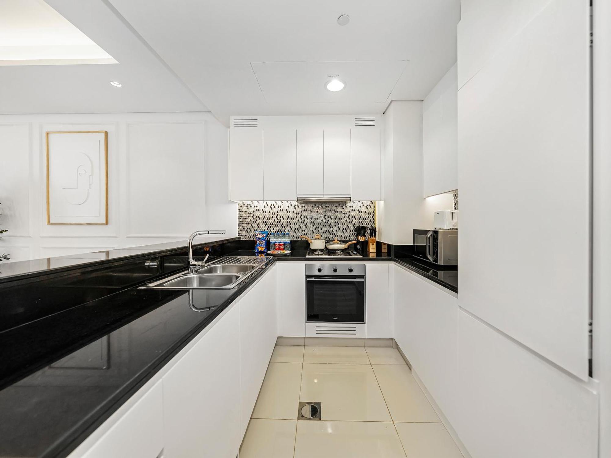 5 Star High Rise Luxury Apartment, Infinity Pool With Stunning Burj View - Brand New