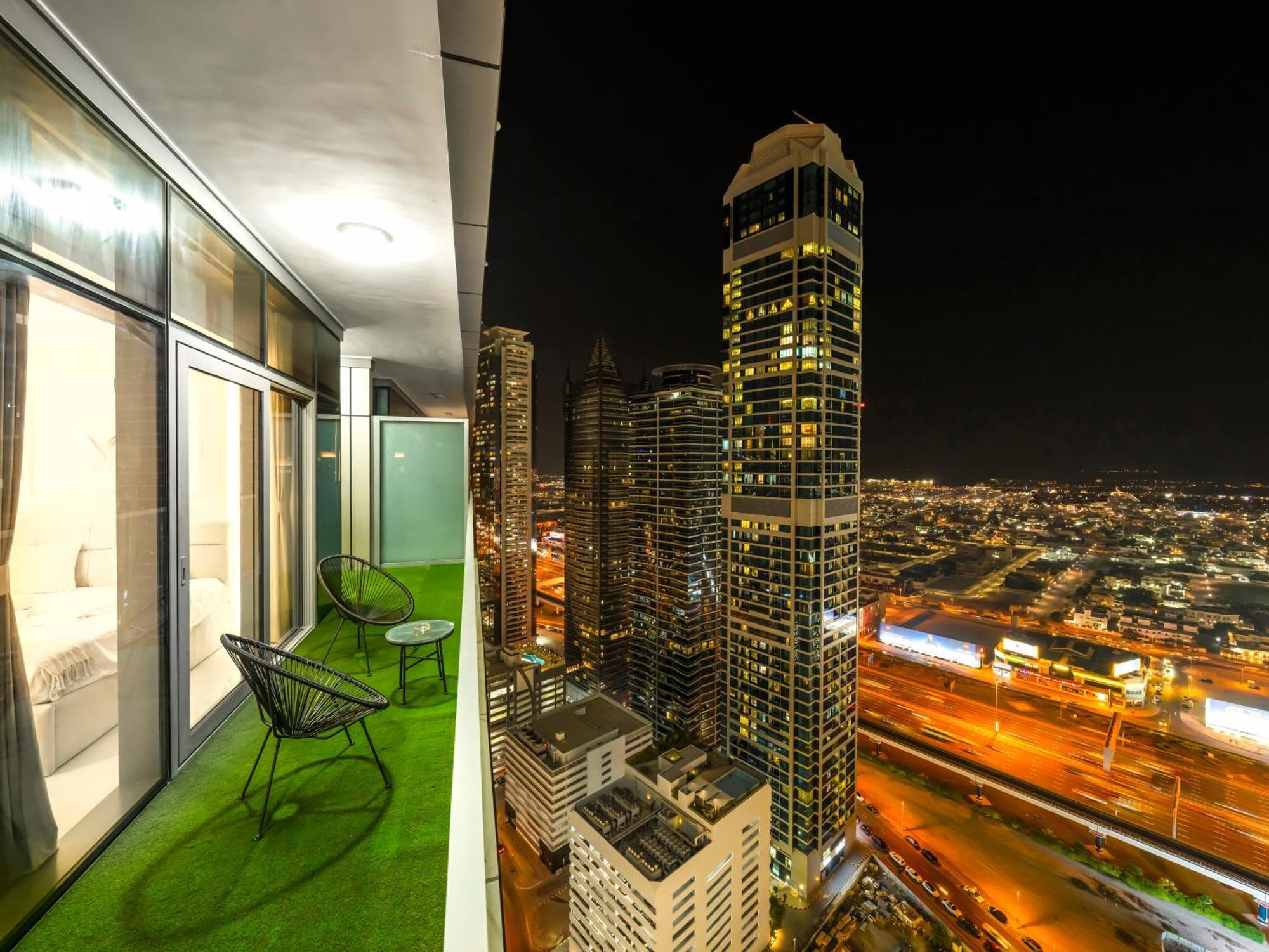 5 Star High Rise Luxury Apartment, Infinity Pool With Stunning Burj View - Brand New Apartment Dubai