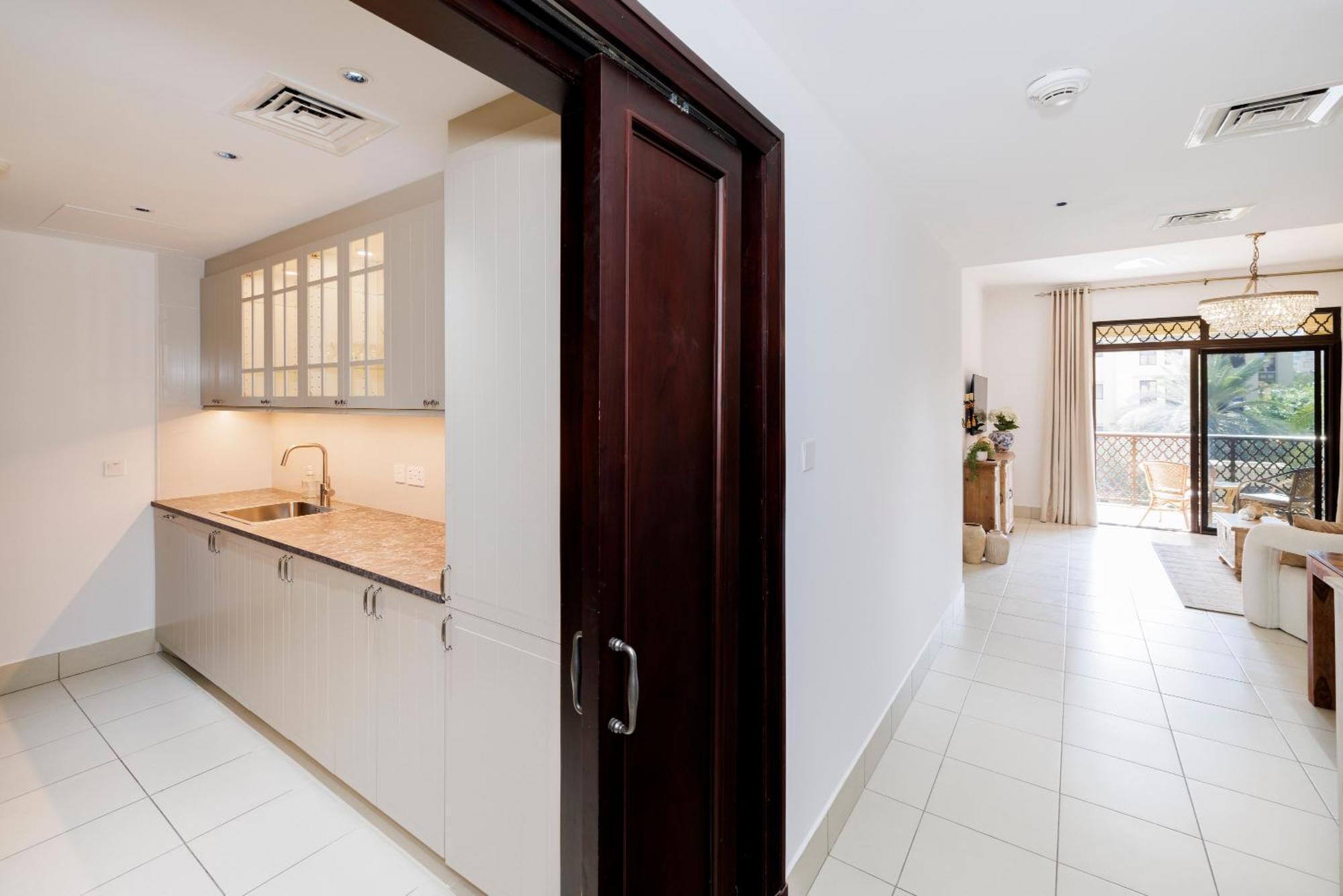 Luxury 1-br Near Burj Dubai