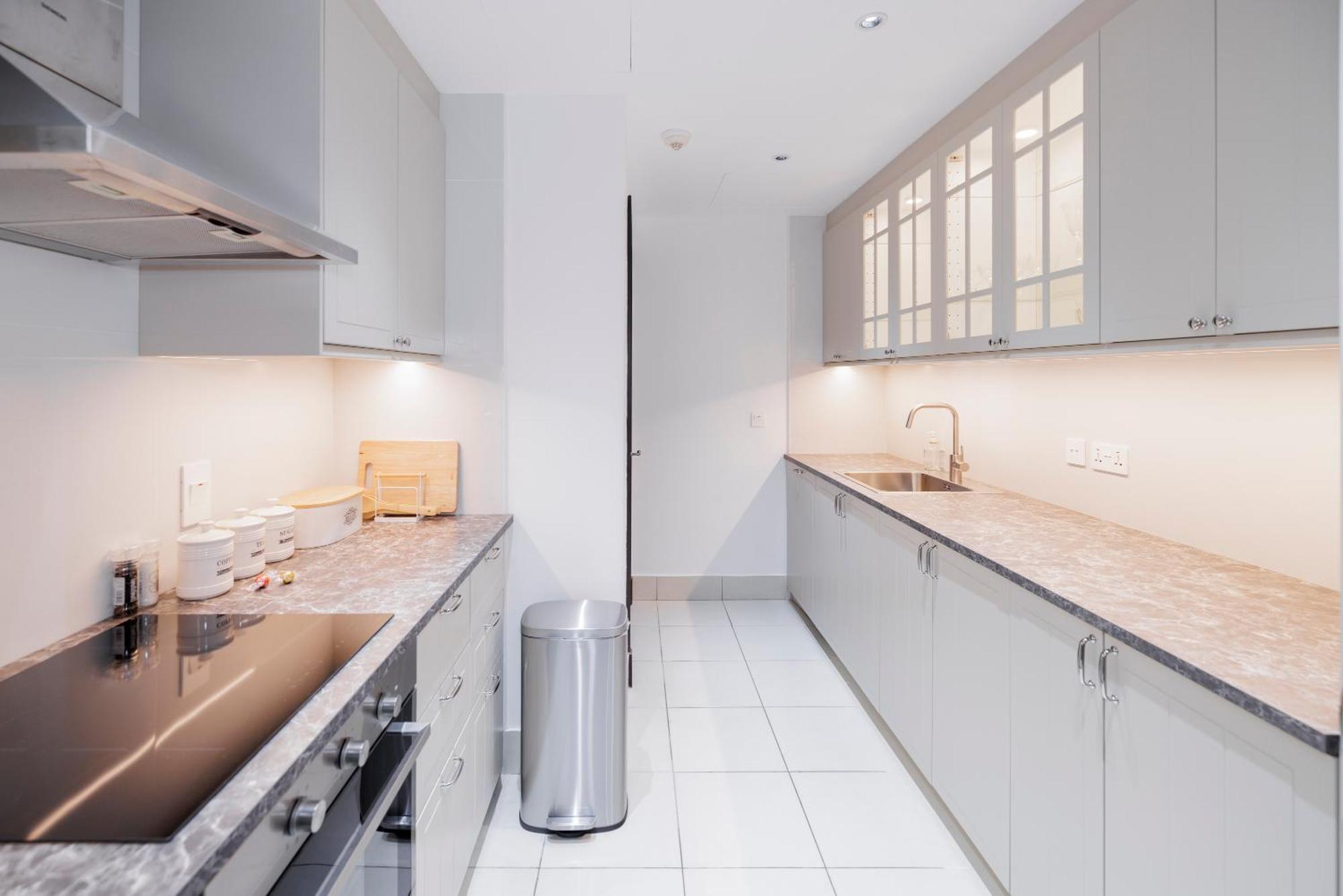 Luxury 1-br Near Burj Dubai