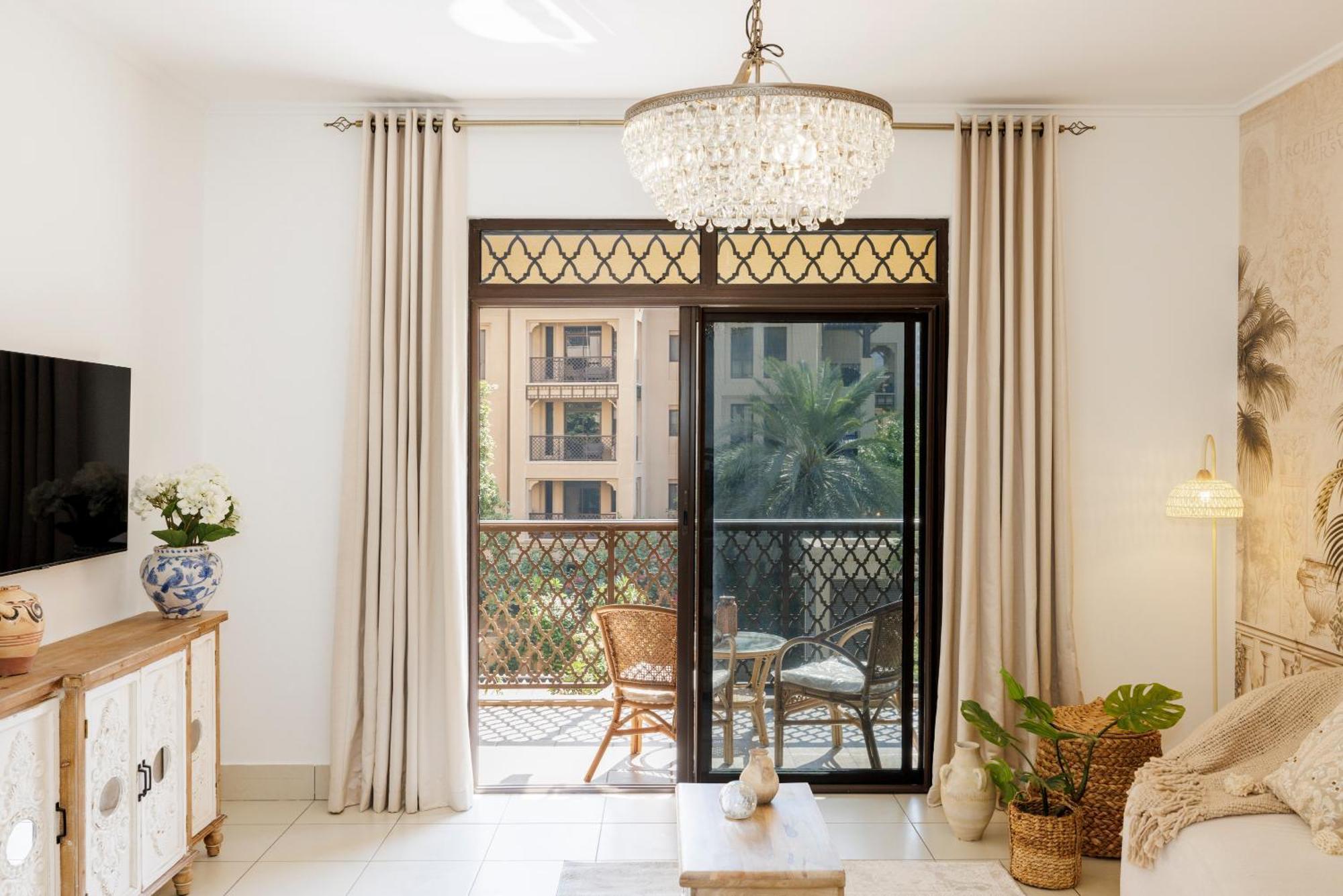 Luxury 1-br Near Burj Apartment