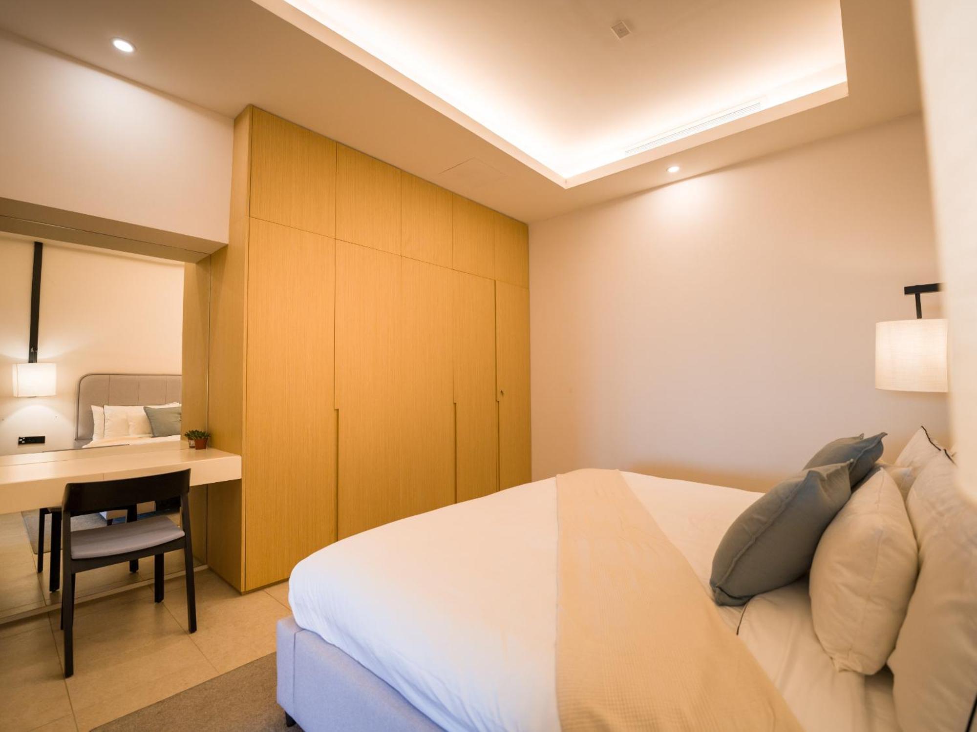 Easygo-crystal Front And Lagoon Access Stu- Royal Amwaj-pj Apartment