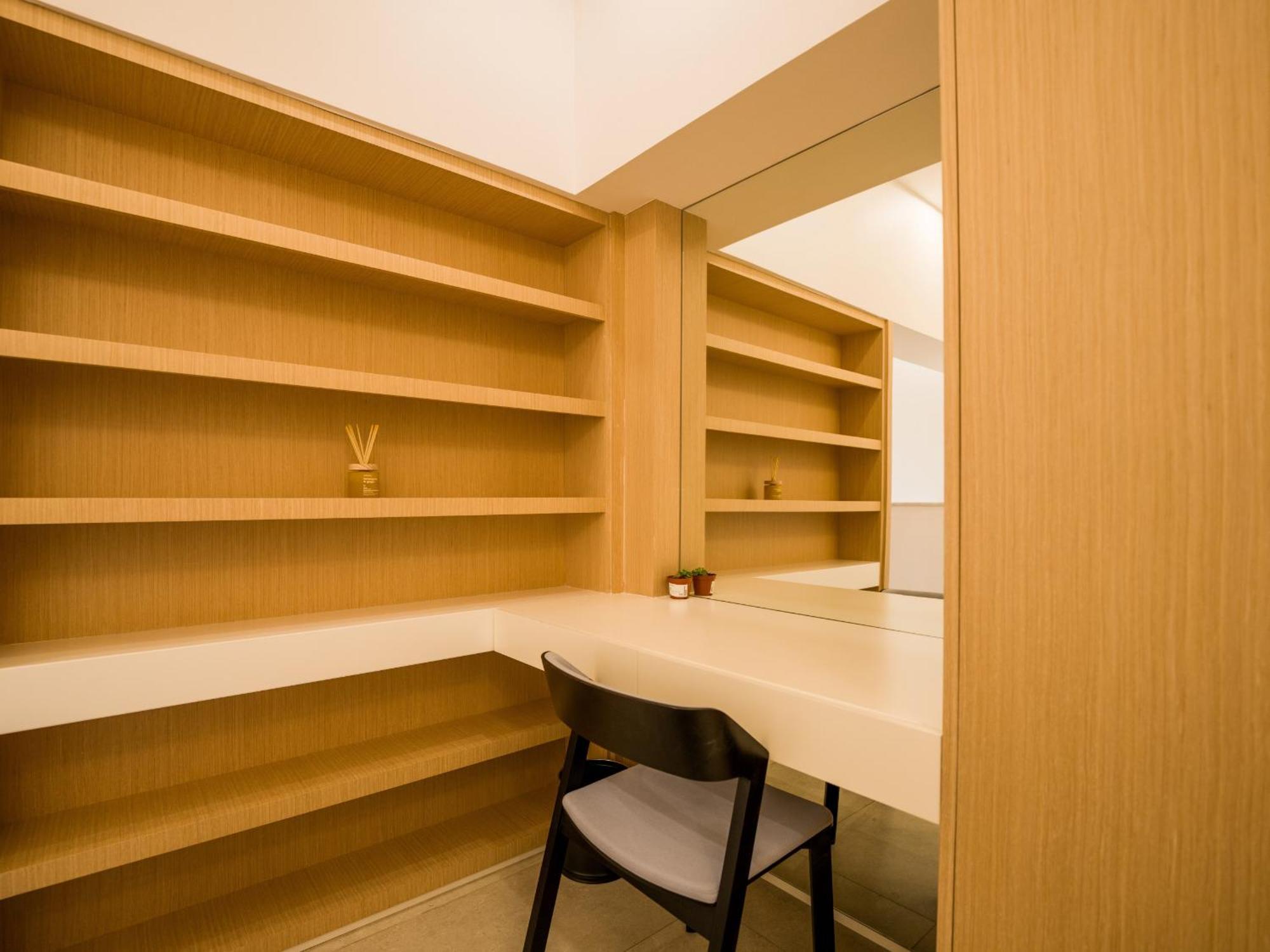 Apartment Easygo-crystal Front And Lagoon Access Stu- Royal Amwaj-pj Dubai