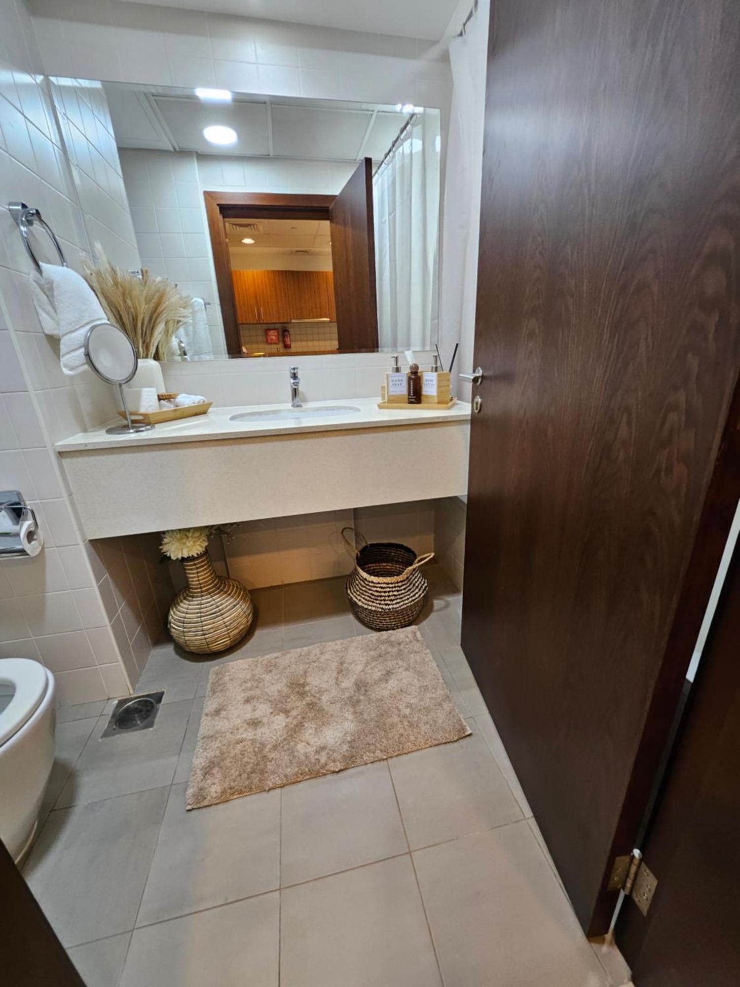 Modern Jbr With & Pool Access - Marina Apartment *