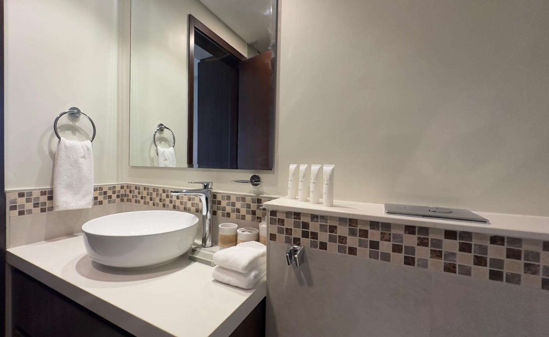 Sleek & Spacious 2br In Damac Vera, Business Bay By Bhavan Apartment