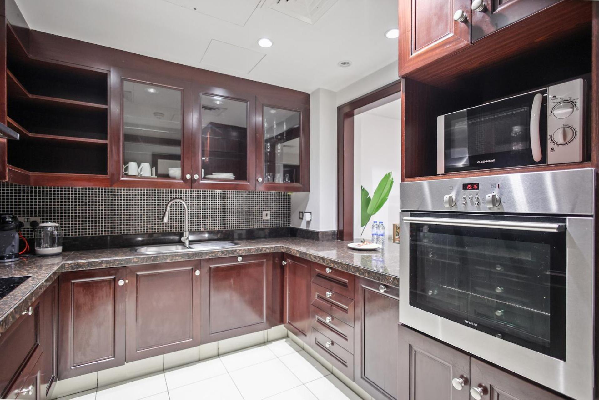 Elegant Old Town Escape With Burj Views & Near Mall Apartment *
