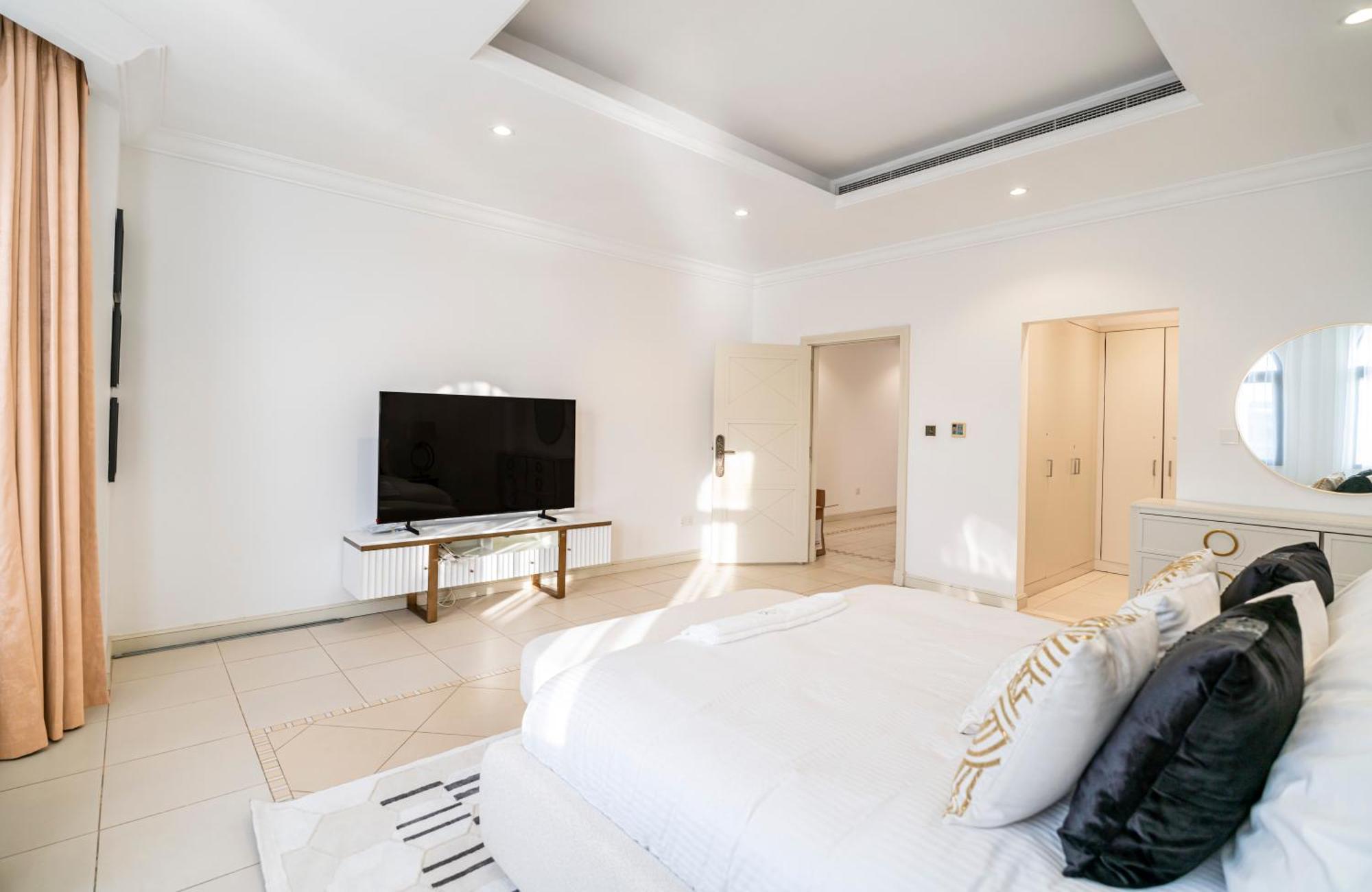 Escape 24 Luxury 5br With Private Pool And Access In Palm Jumeirah Frond F Villa