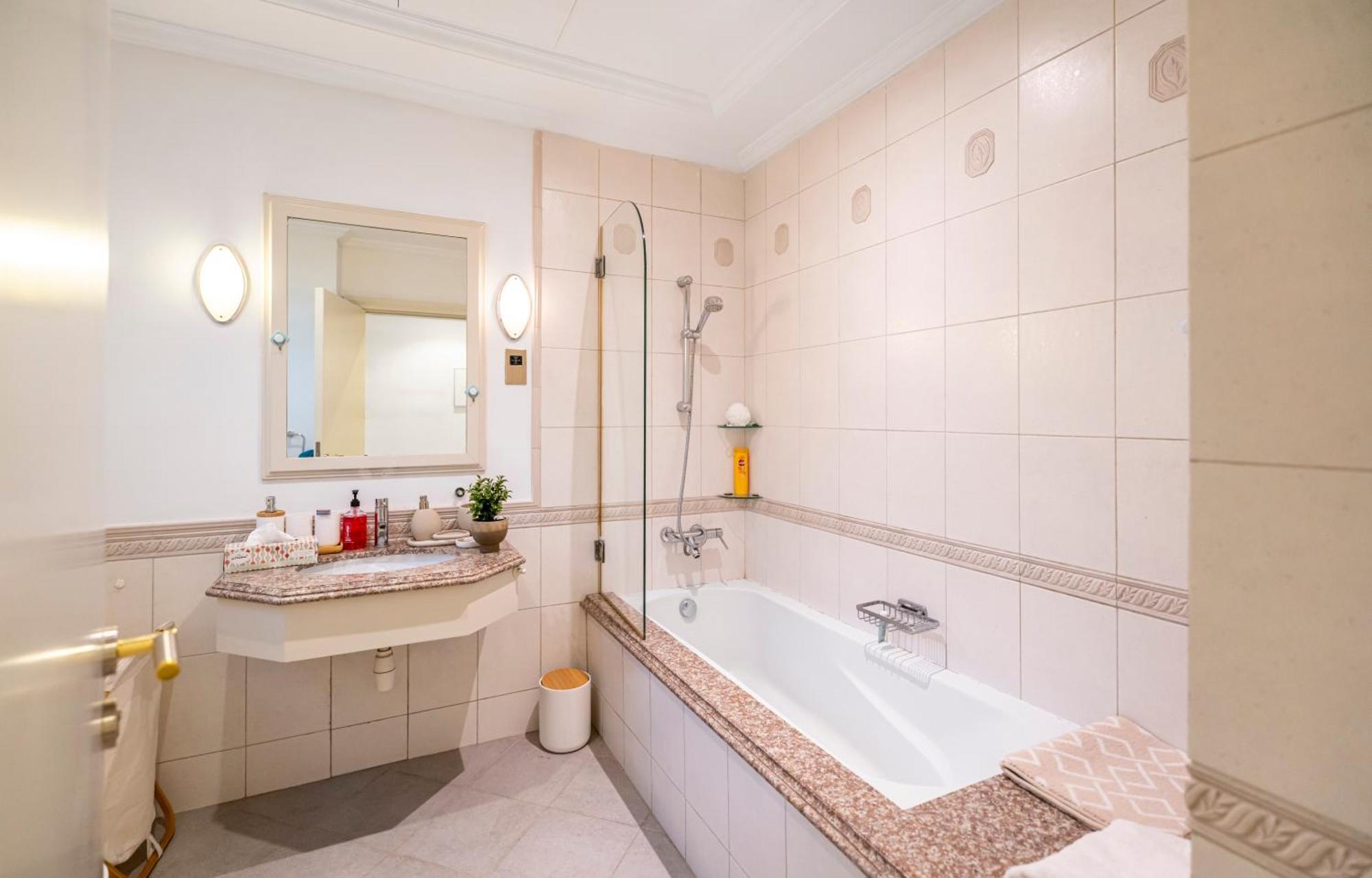 Escape 24 Luxury 5br With Private Pool And Access In Palm Jumeirah Frond F Villa Dubai