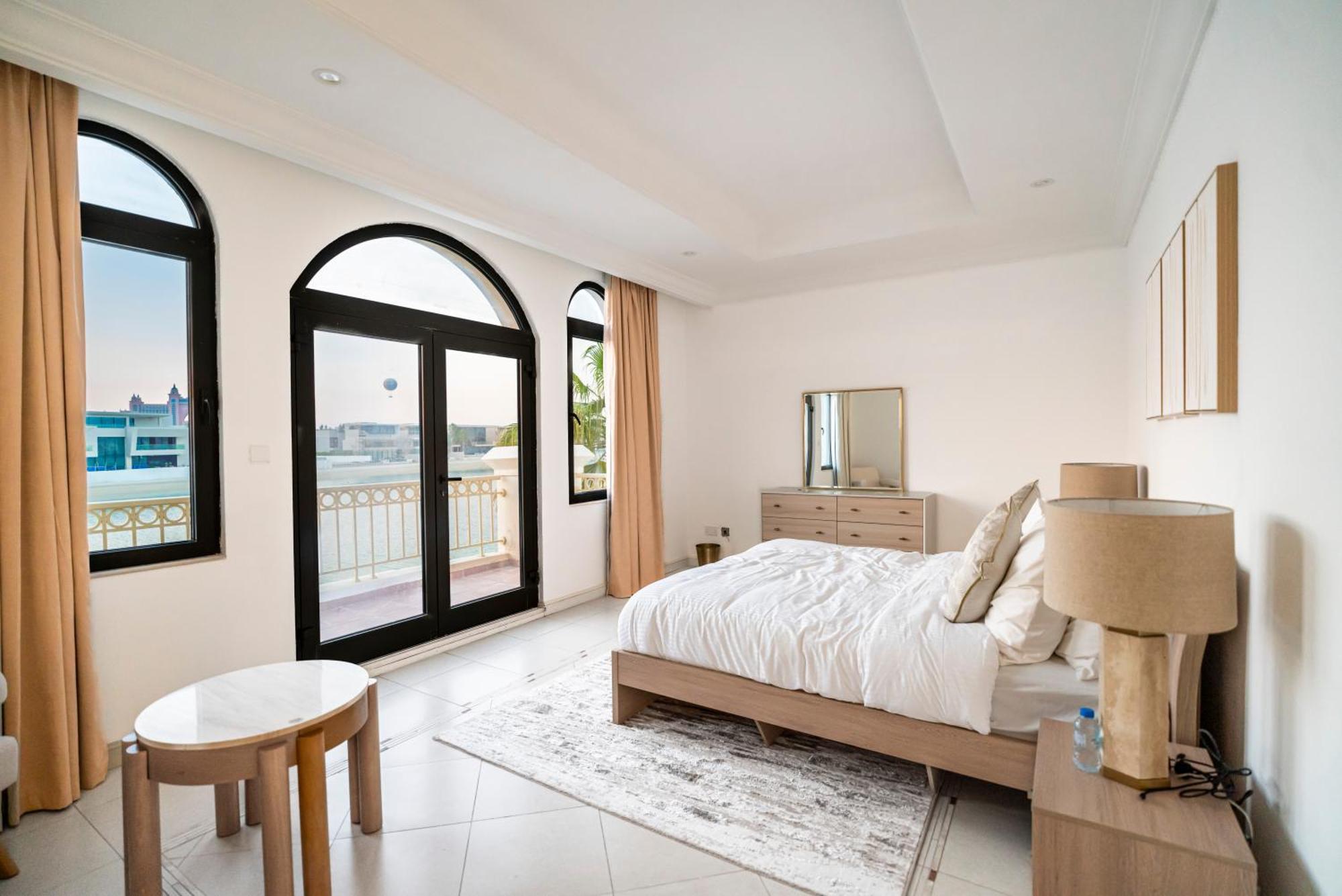 Escape 24 Luxury 5br With Private Pool And Access In Palm Jumeirah Frond F