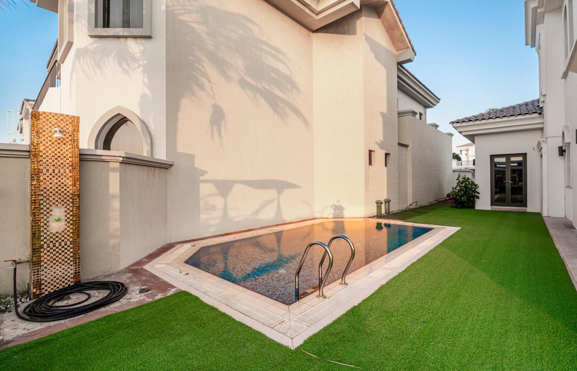 Escape 24 Luxury 5br With Private Pool And Access In Palm Jumeirah Frond F Villa