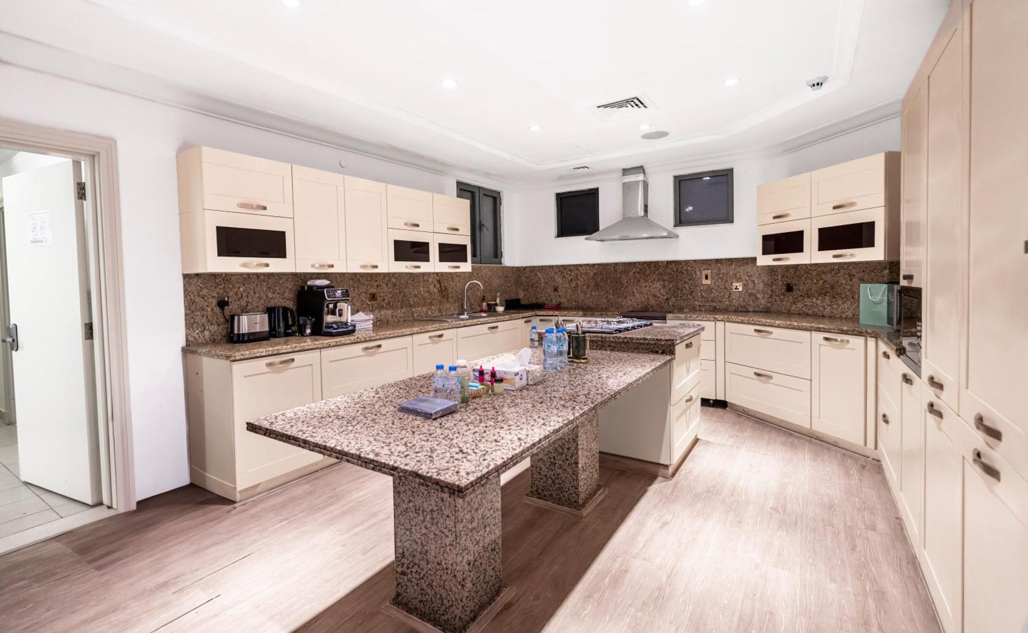 Villa Escape 24 Luxury 5br With Private Pool And Access In Palm Jumeirah Frond F