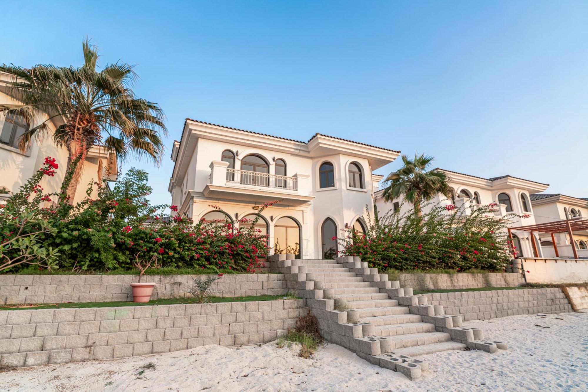 Escape 24 Luxury 5br With Private Pool And Access In Palm Jumeirah Frond F Villa