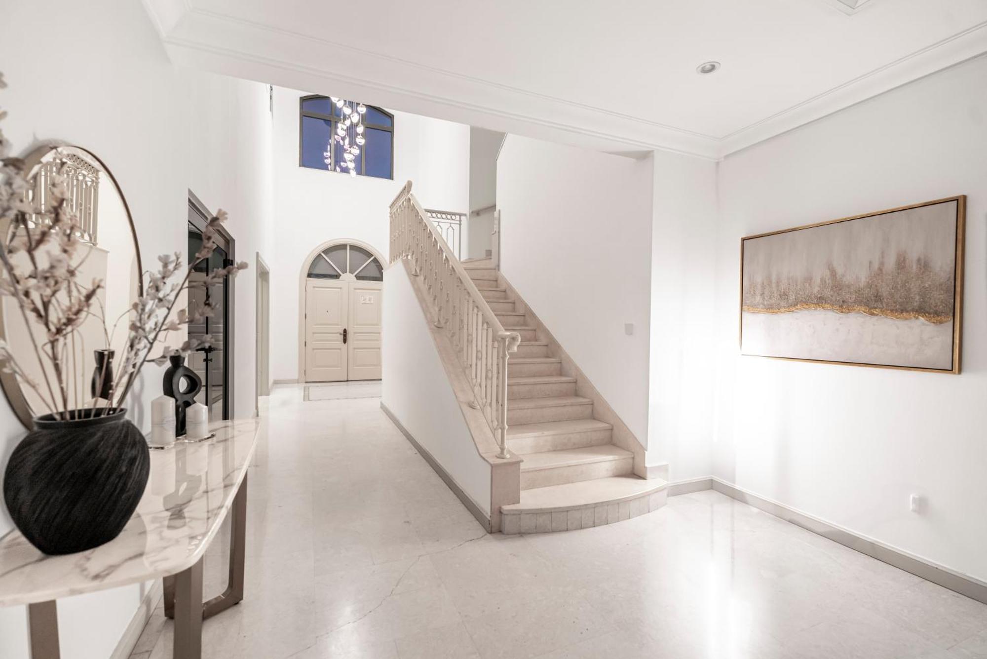 Escape 24 Luxury 5br With Private Pool And Access In Palm Jumeirah Frond F *