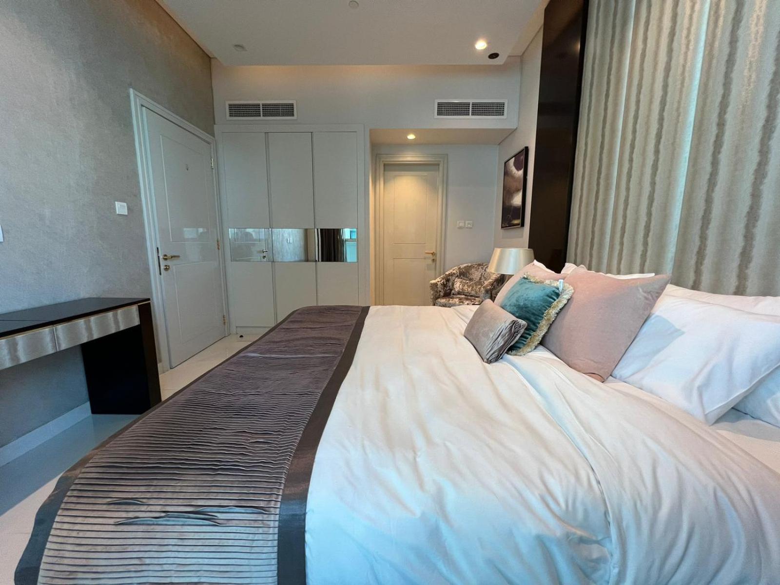 Downtown 1br - 5 Minutes To Mall - Panoramic Pool Apartment Dubai