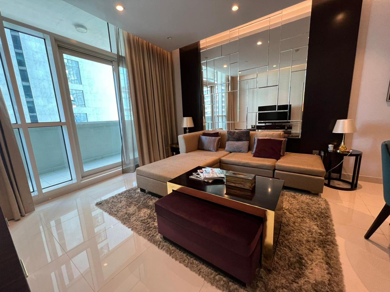 Downtown 1br - 5 Minutes To Mall - Panoramic Pool Apartment *