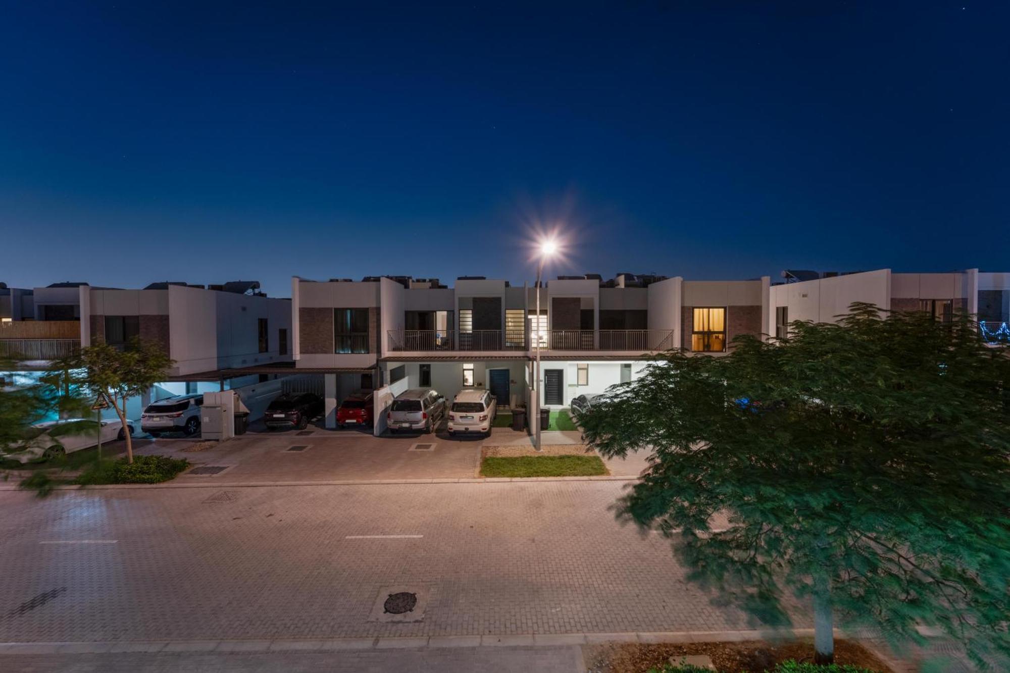 Stunning Private Pool 4 Bedroom House - Damac Hills 2 Land