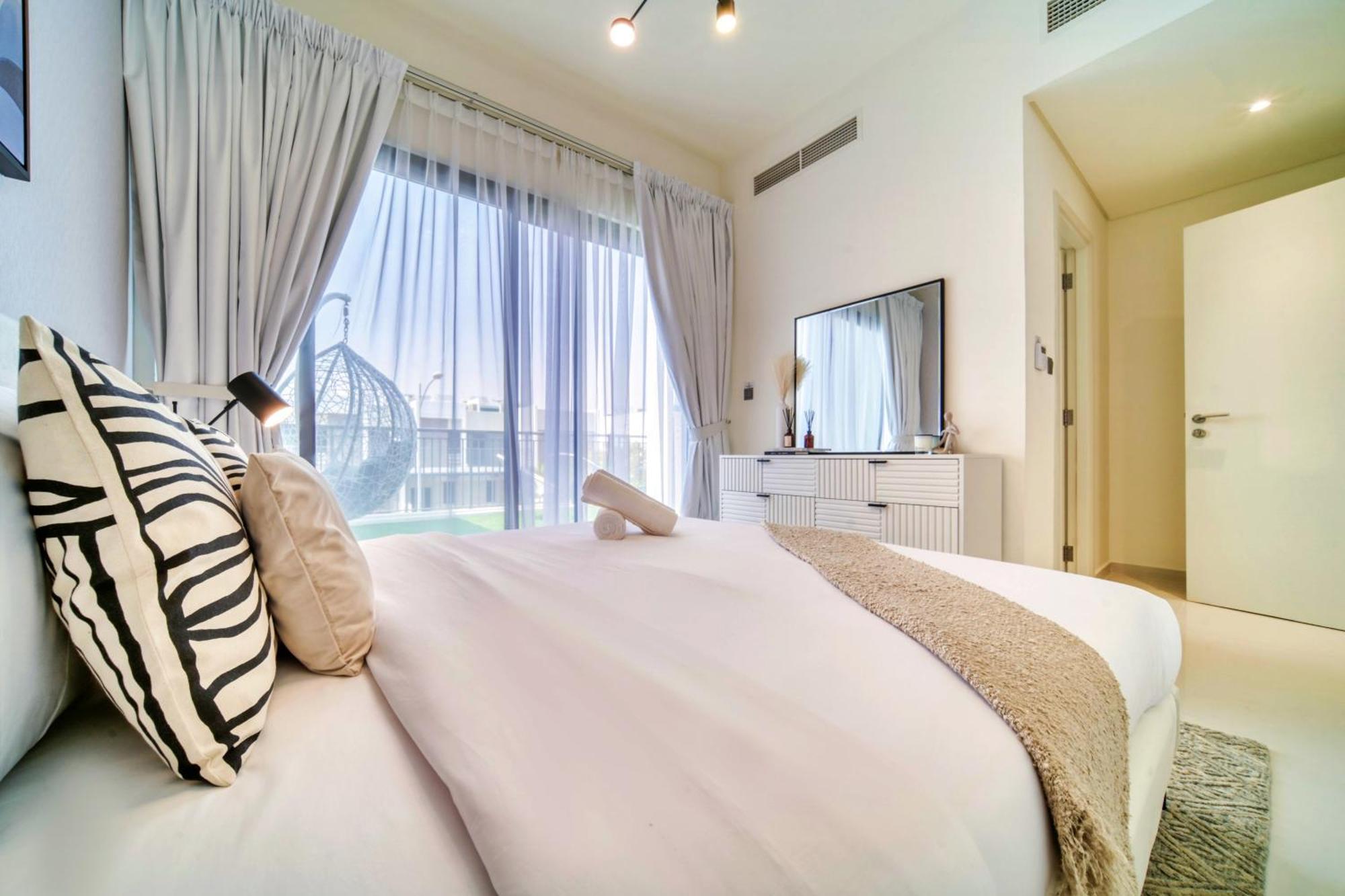 Stunning Private Pool 4 Bedroom House - Damac Hills 2 Land