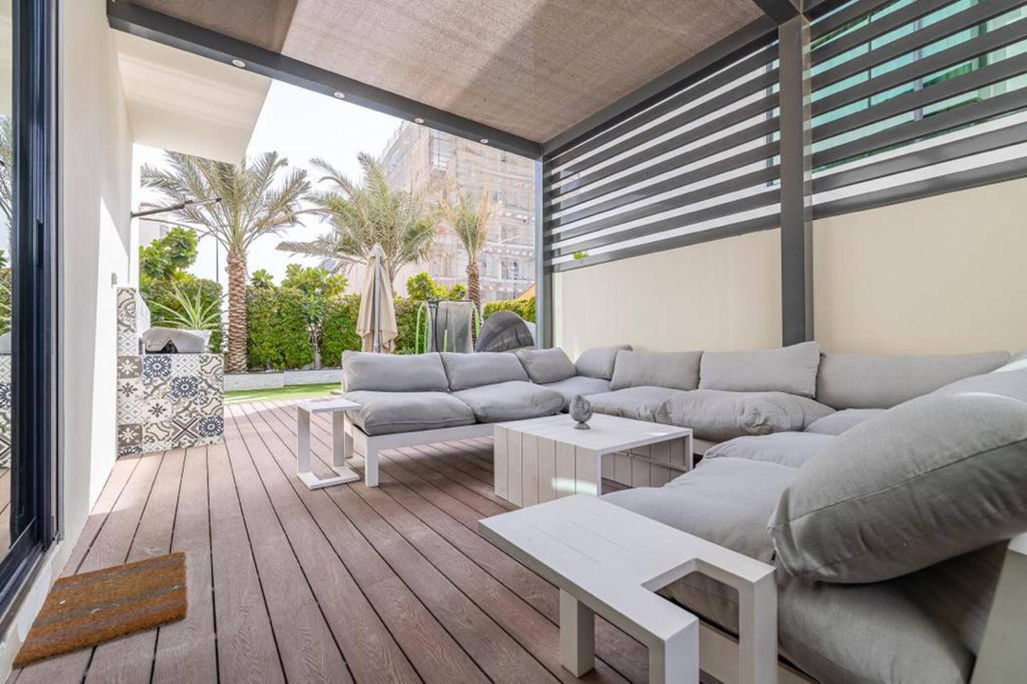 Coastal Themed 4br Townhouse With Pool In Jvc
