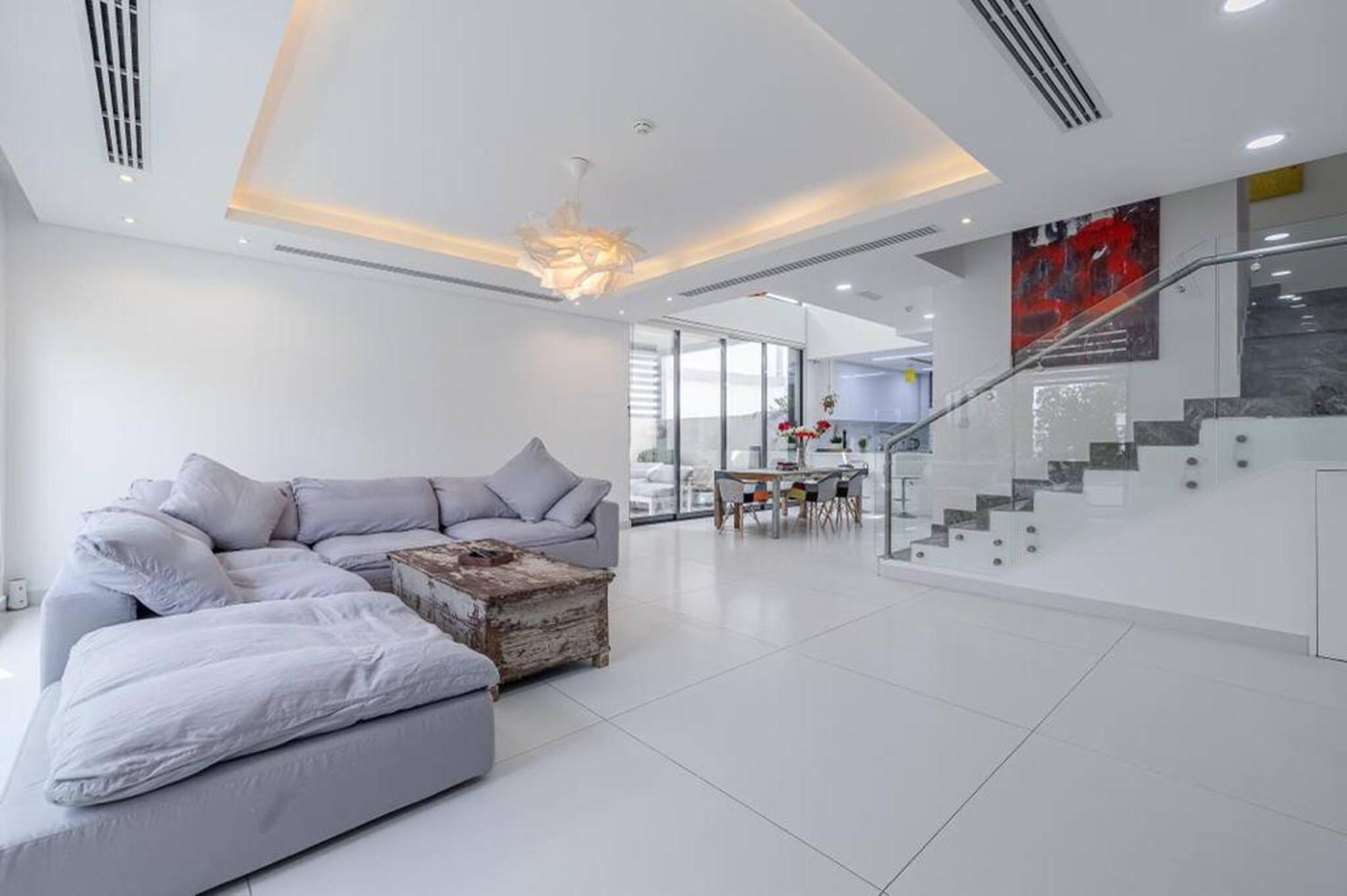 Coastal Themed 4br Townhouse With Pool In Jvc Holiday home