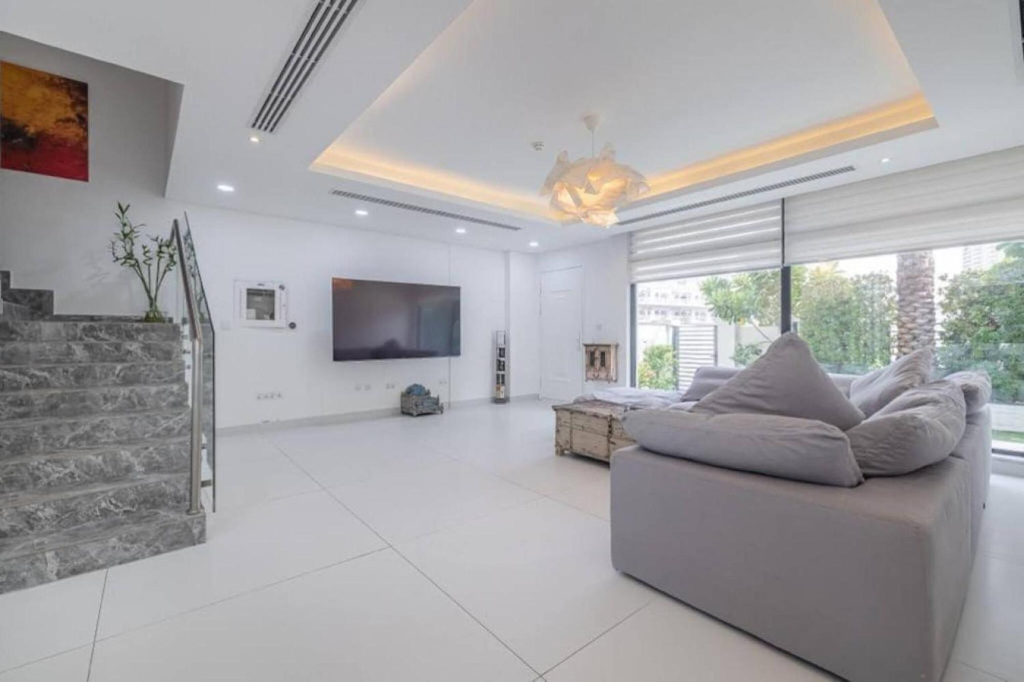 Coastal Themed 4br Townhouse With Pool In Jvc