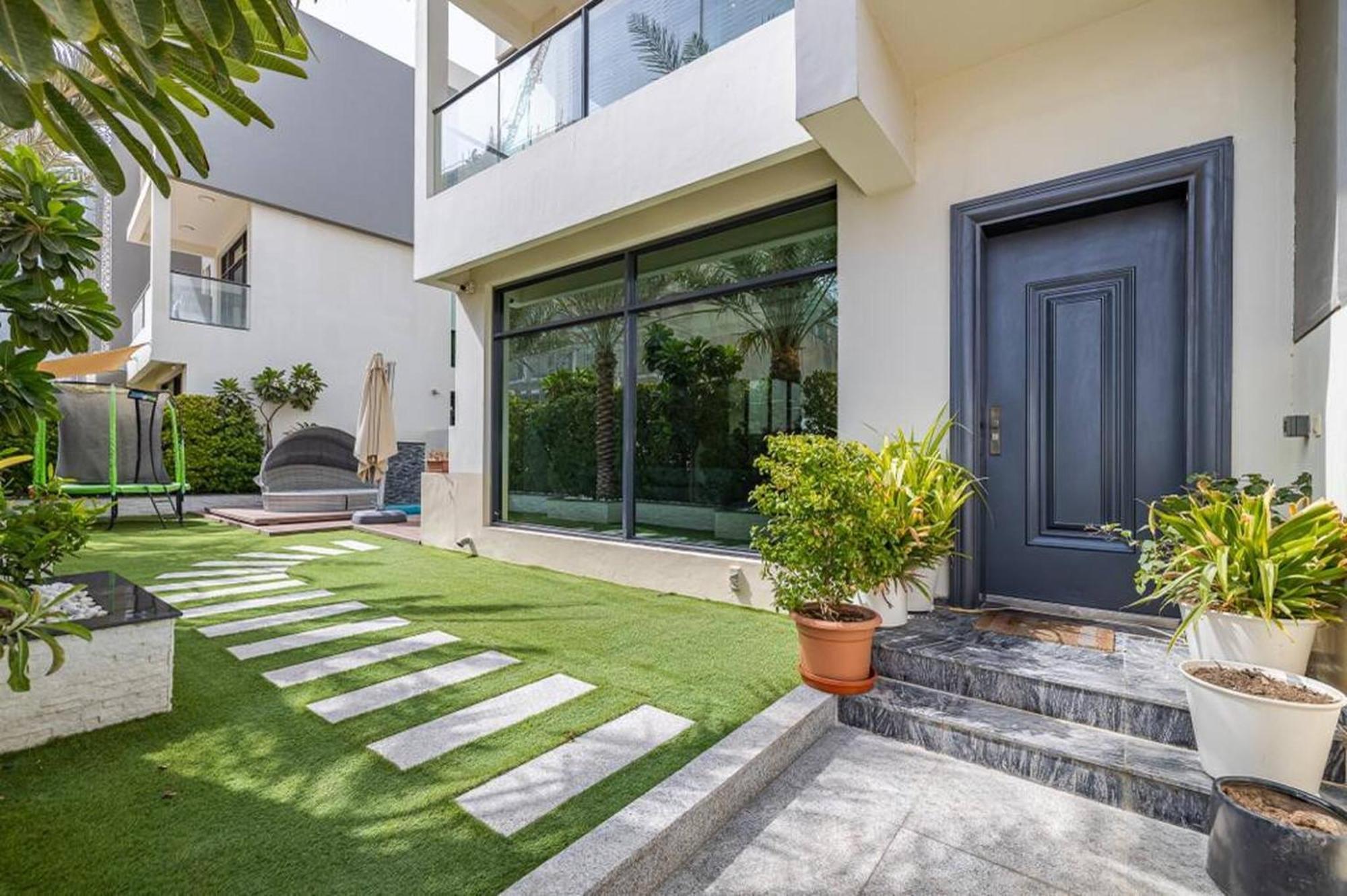 Coastal Themed 4br Townhouse With Pool In Jvc *