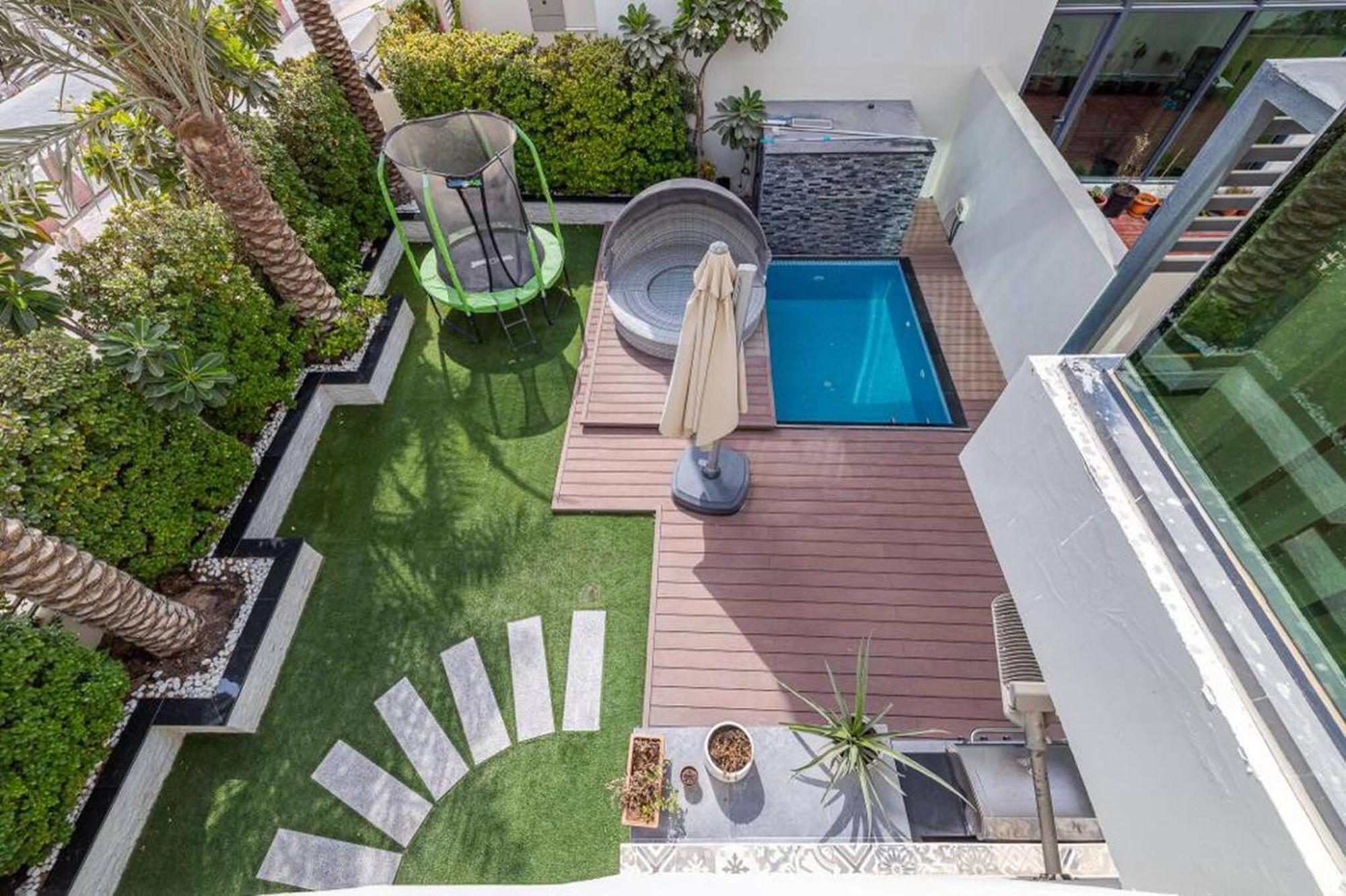 Holiday home Coastal Themed 4br Townhouse With Pool In Jvc