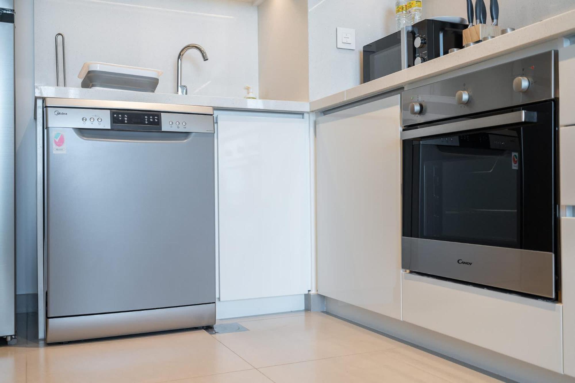 Modern 1-bedroom Perfect For Family In Downtown With Skyline Views Dubai