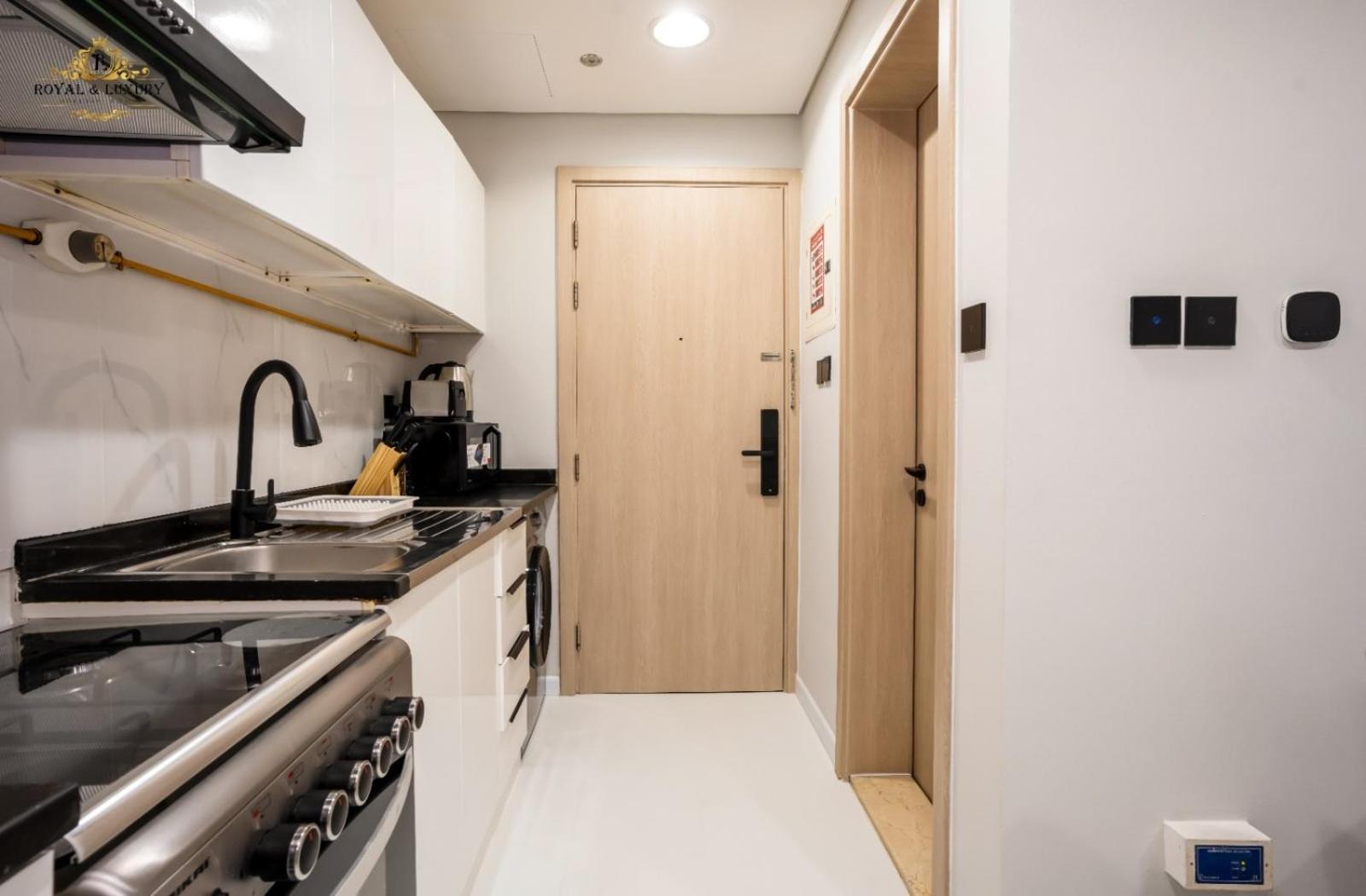 Modern At The Crescent Tower B, Impz - In The Heart Of *
