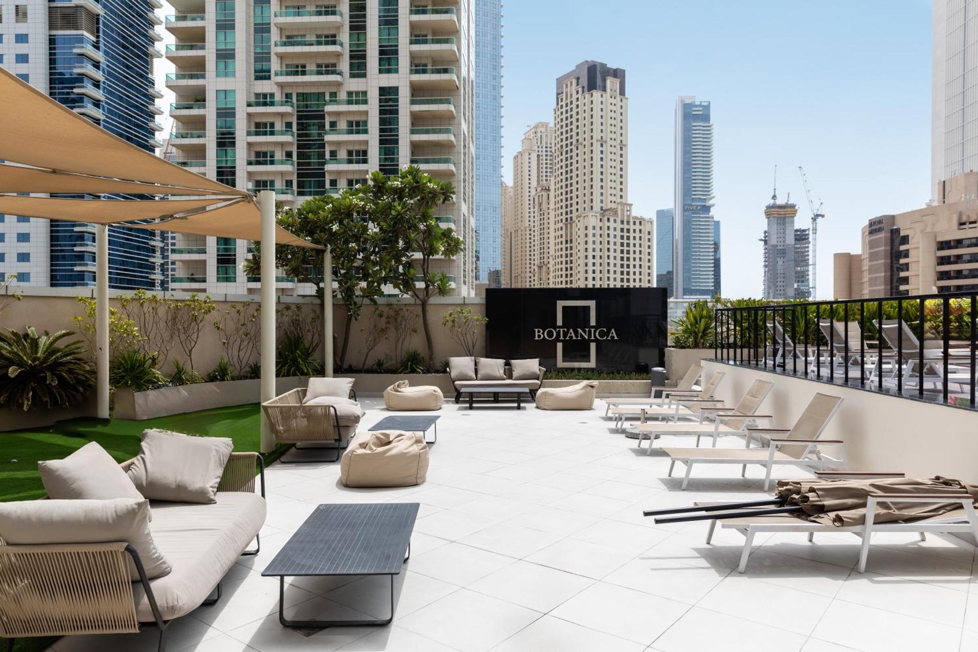 New Renovated Modern 1 Bedroom Marina Apartment *