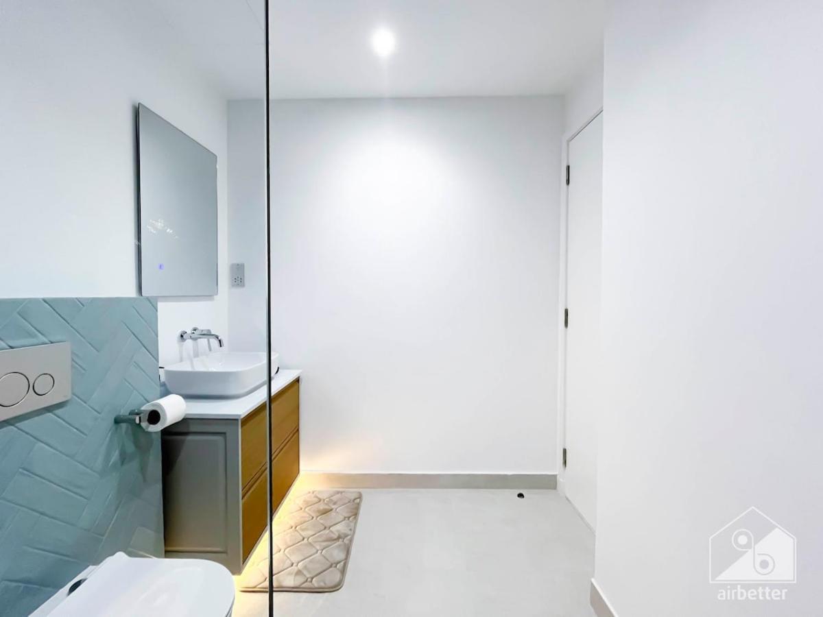 Spacious 2b With Full Marina Views - Delphine Apartment