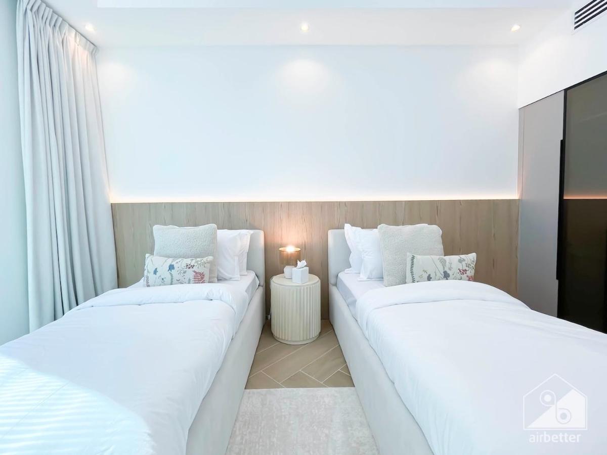 Spacious 2b With Full Marina Views - Delphine Apartment
