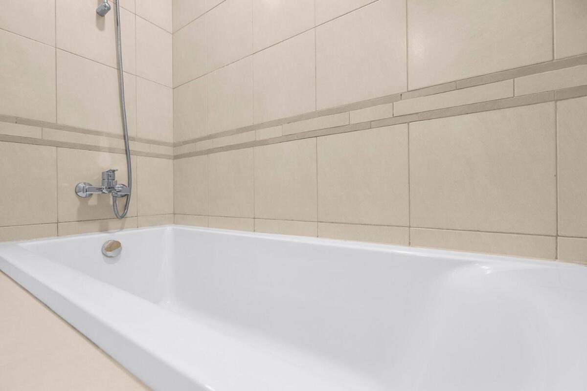 First Class Style Meets Scenic Beauty Apartment Dubai
