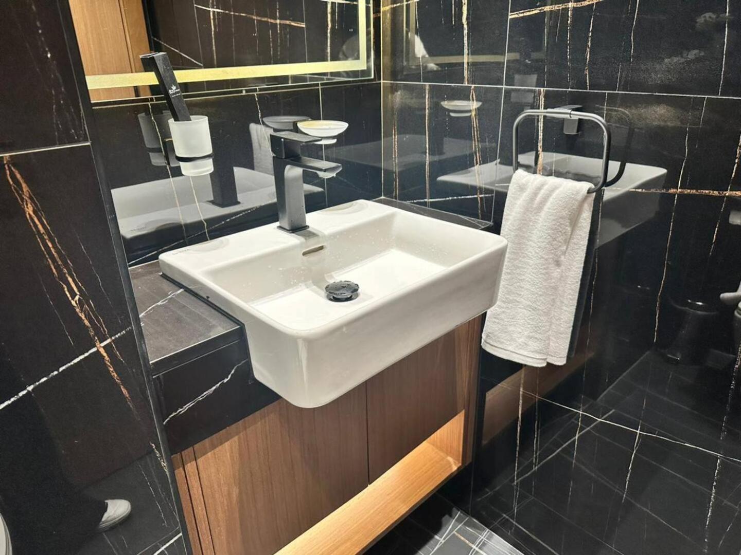Modern 1 Bedroom Urban Escape In Jvc * Dubai