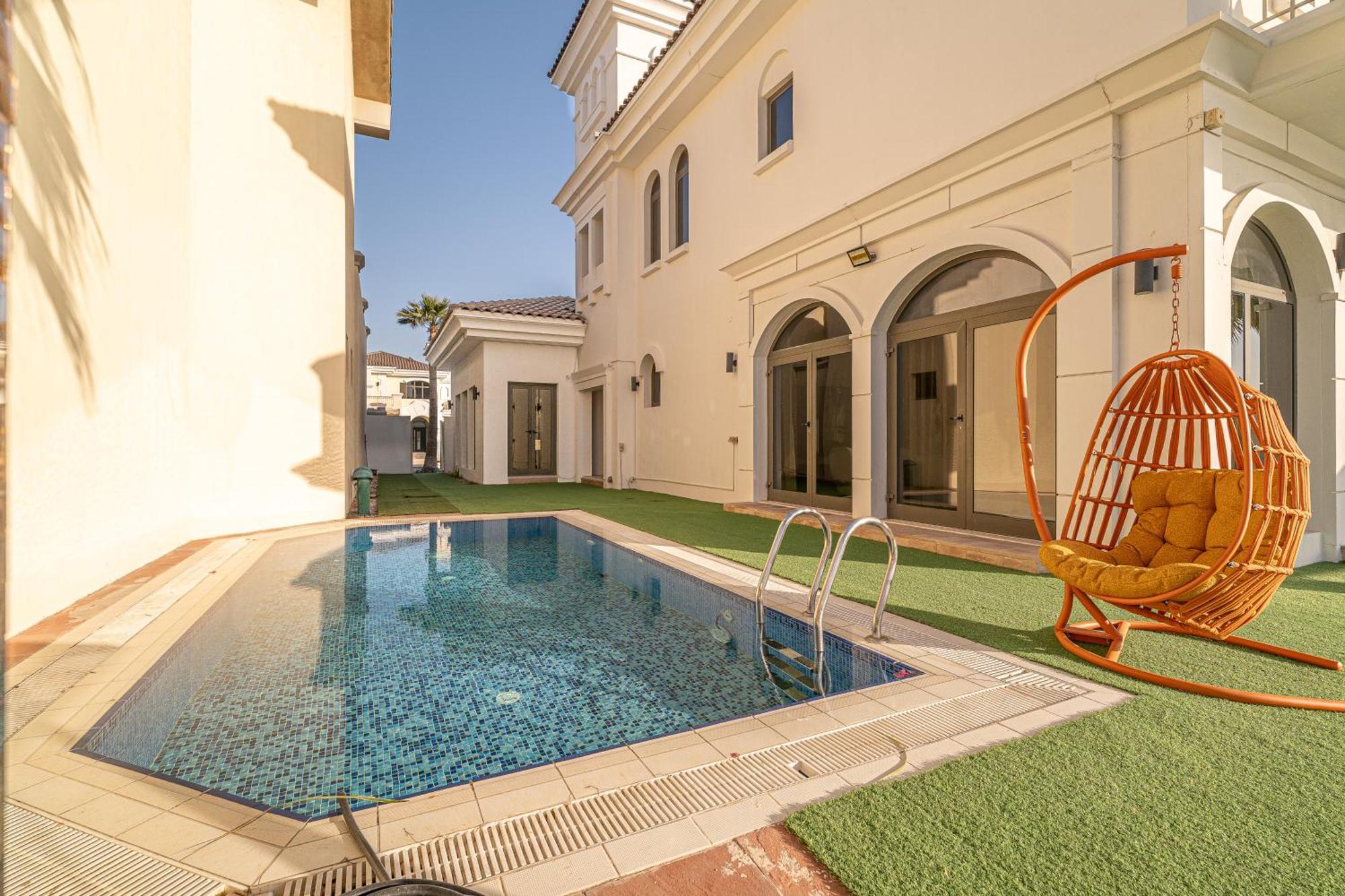 Escape 24 Luxury 5br With Private Pool And Access In Palm Jumeirah Frond F * Dubai