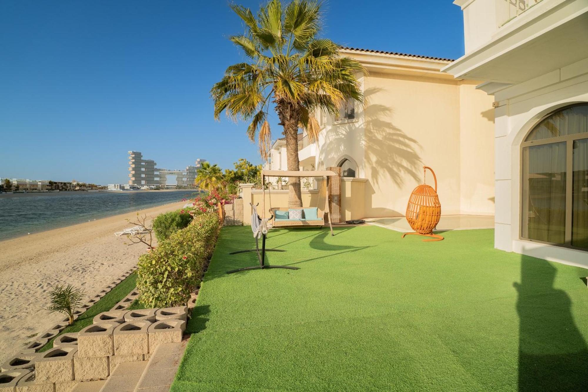Escape 24 Luxury 5br With Private Pool And Access In Palm Jumeirah Frond F Dubai