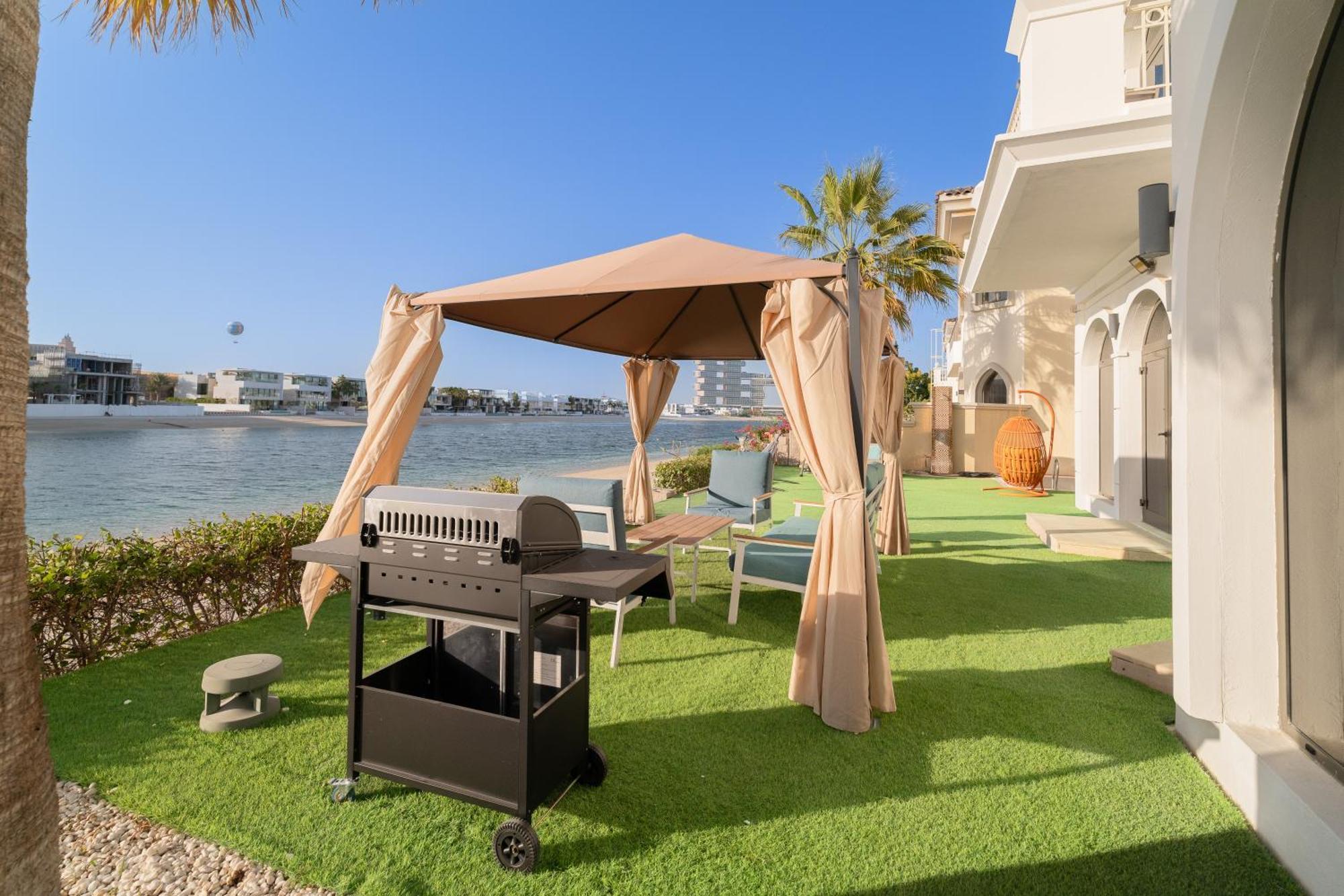Escape 24 Luxury 5br With Private Pool And Access In Palm Jumeirah Frond F Villa Dubai