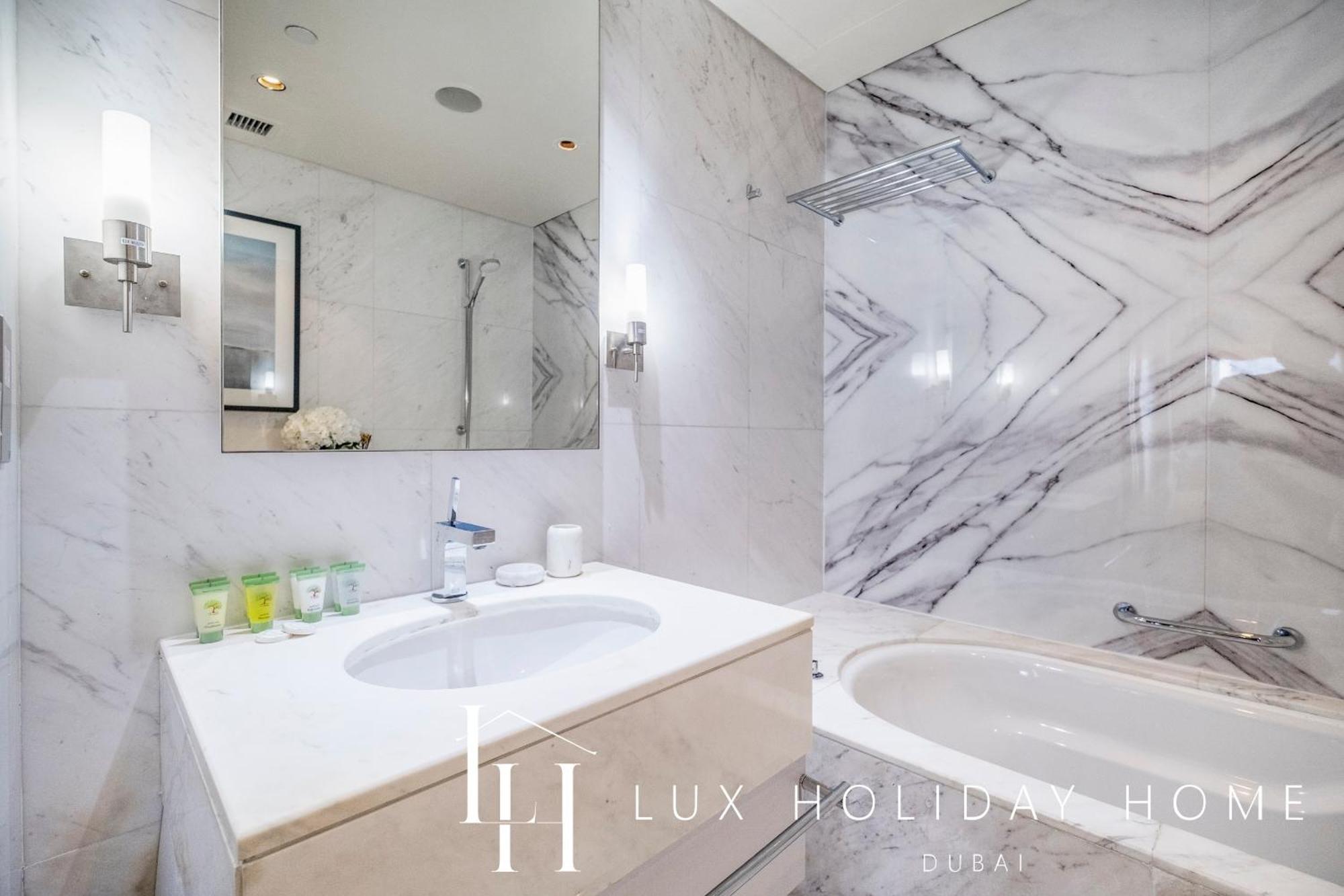Lux The Emaar Fashion Avenue 2 Apartment