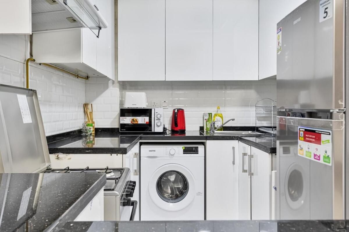Stylish 1br Sanctuary With Gym And Pool Access Dubai