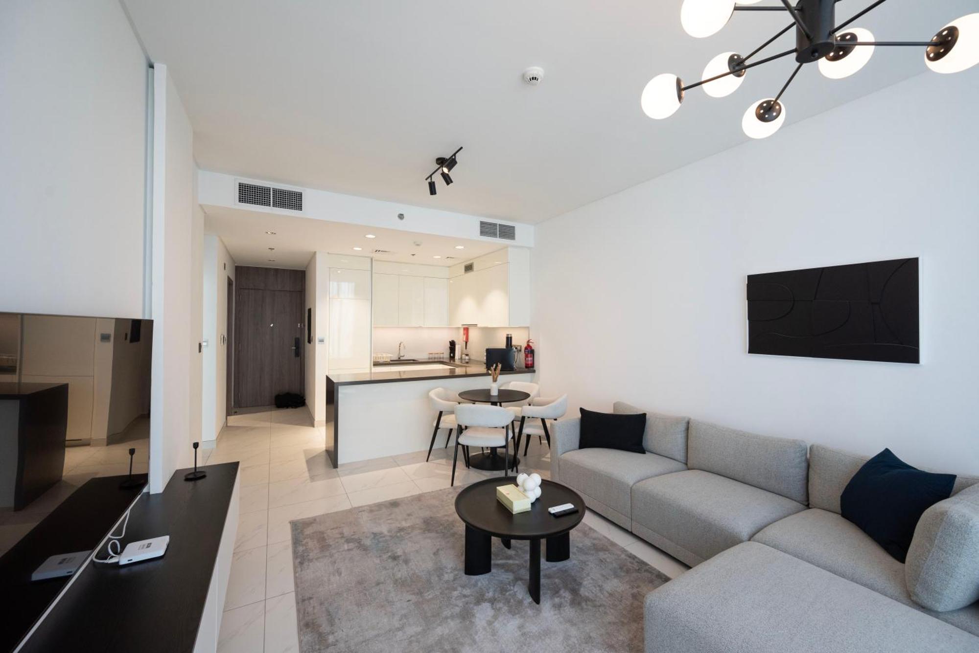 Modern 1br With Waterfront View