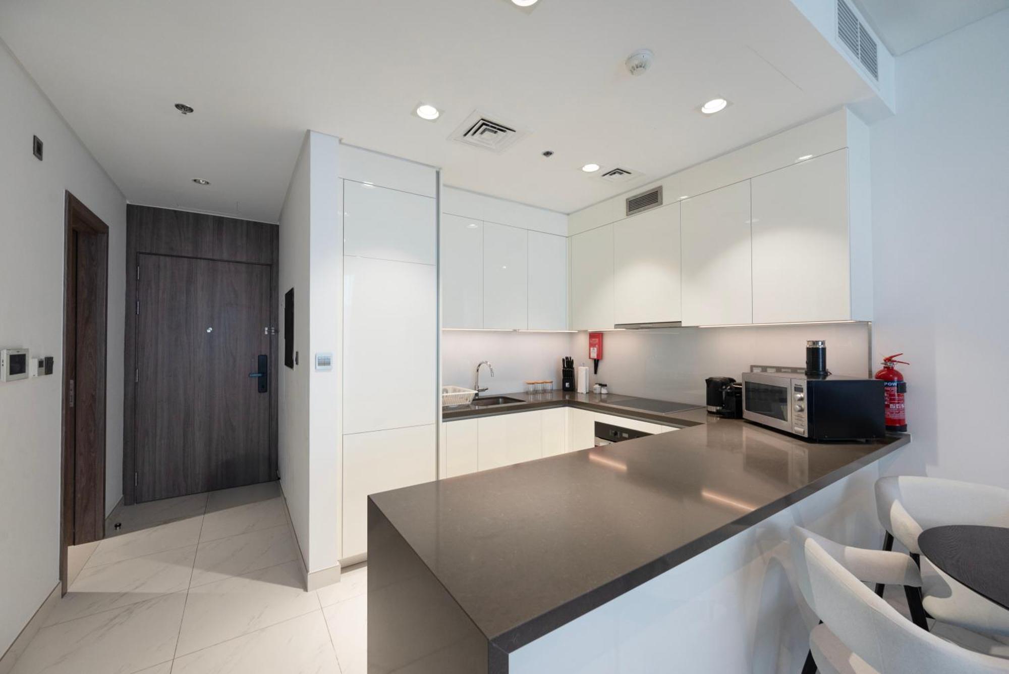 Modern 1br With Waterfront View Apartment