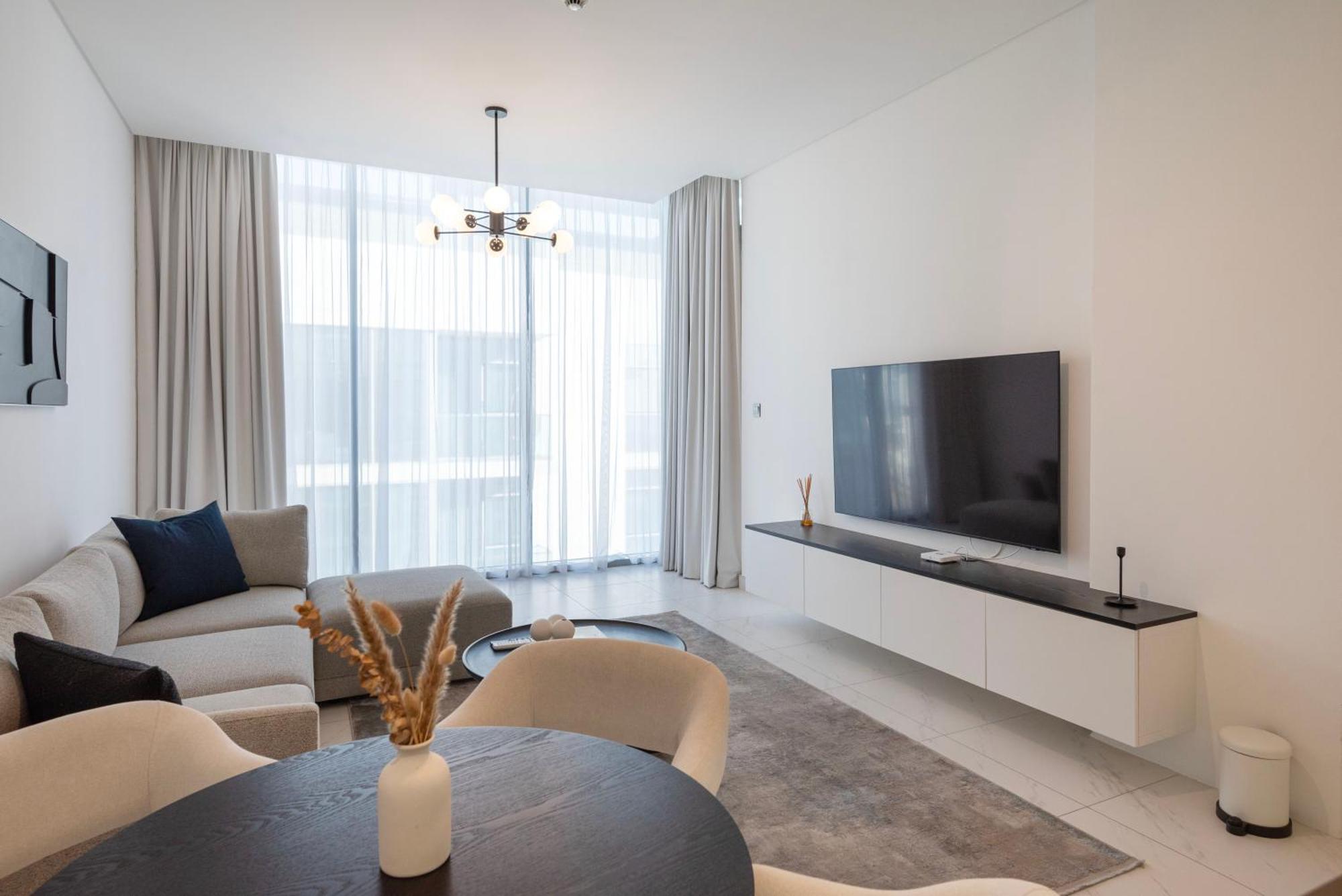 Modern 1br With Waterfront View * Dubai
