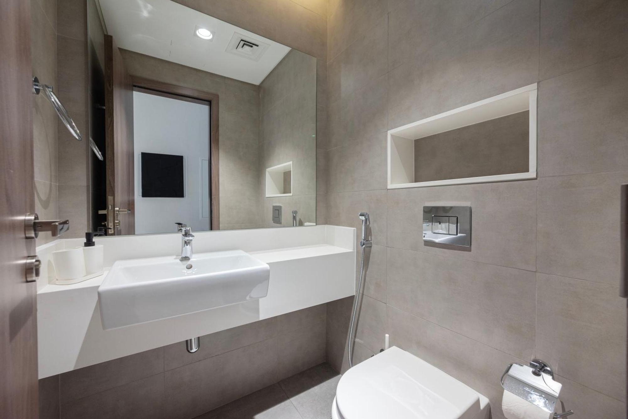 Modern 1br With Waterfront View * Dubai