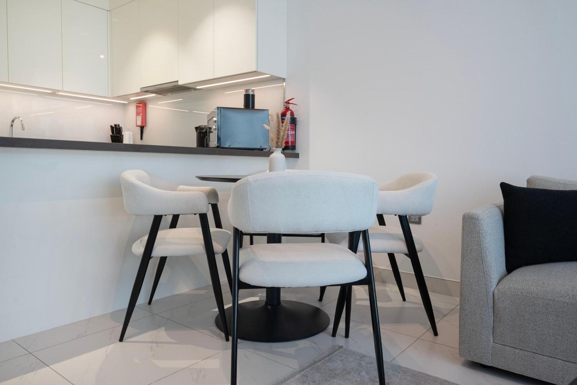 Modern 1br With Waterfront View *