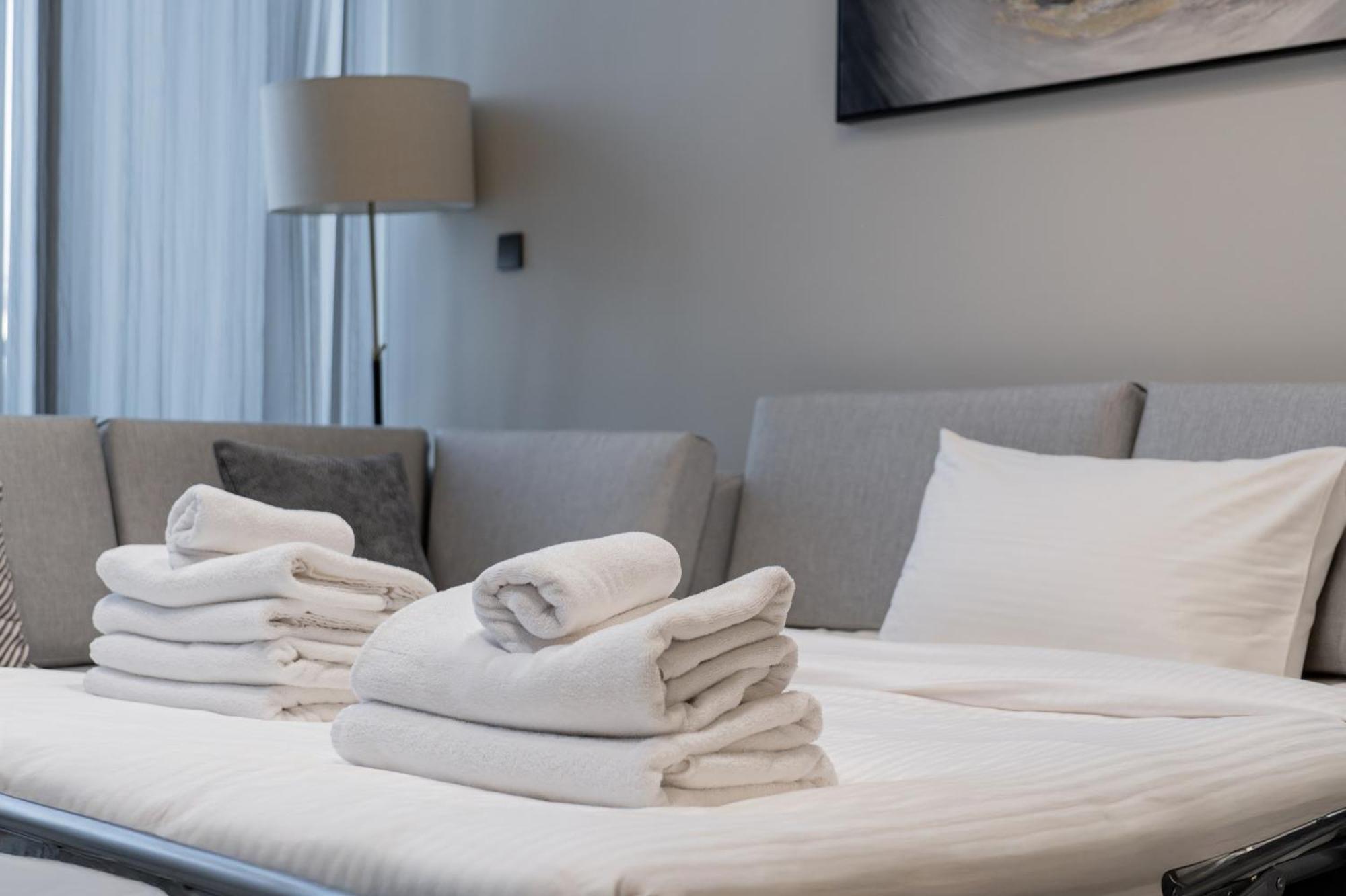 Views On 29fl - Jlt 1br Near Metro & Free Baby Gear Apartment