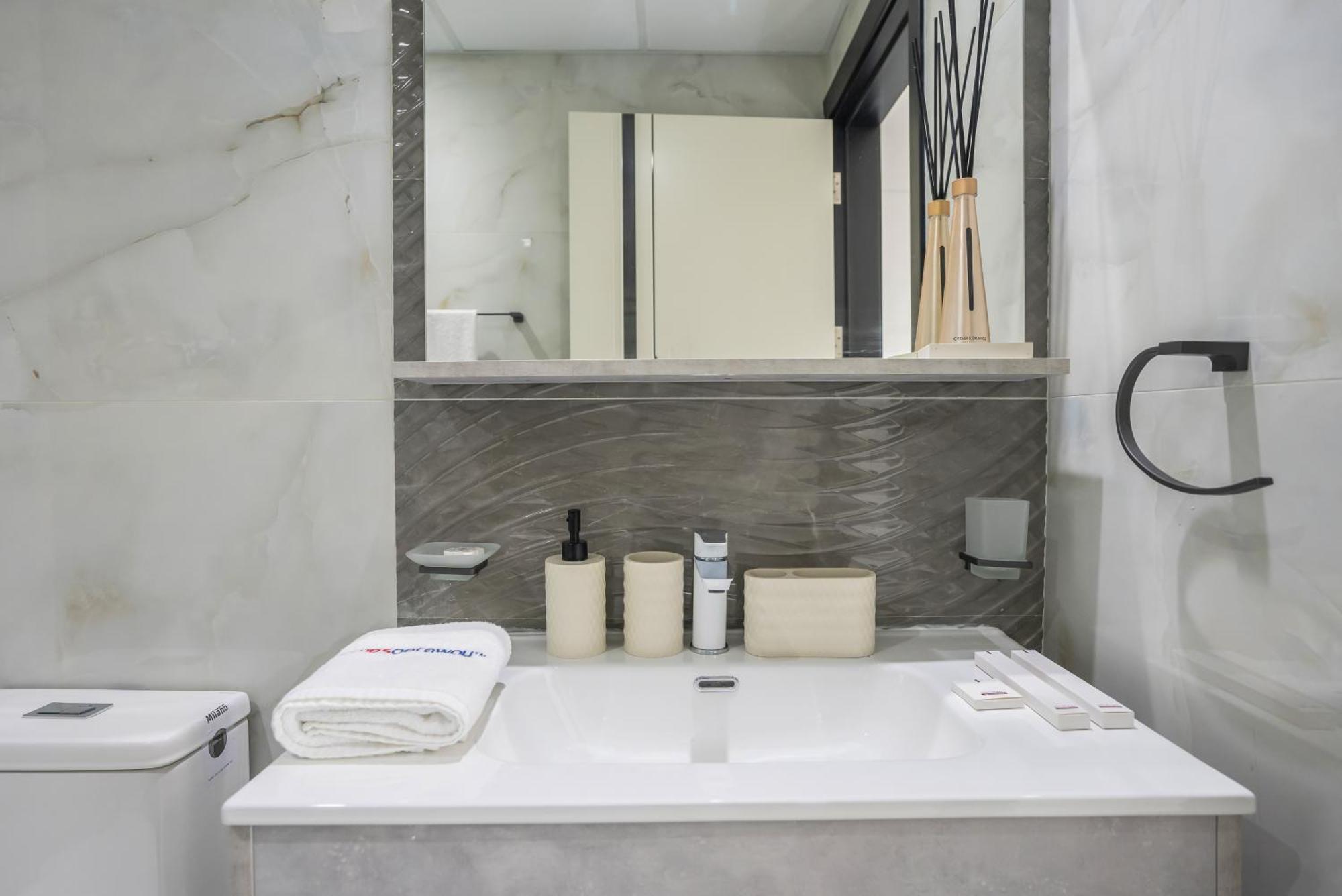 Homesgetaway -spacious 1br In Pearlz By Danube Apartment *